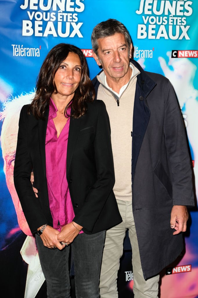 Michel Cymes et son épouse Nathalie Cymes assistent à la première de "Vous Etes Jeunes, Vous êtes Beaux" au Cinéma Gaumont Opéra le 23 septembre 2019 à Paris, France. | Photo : Getty Images