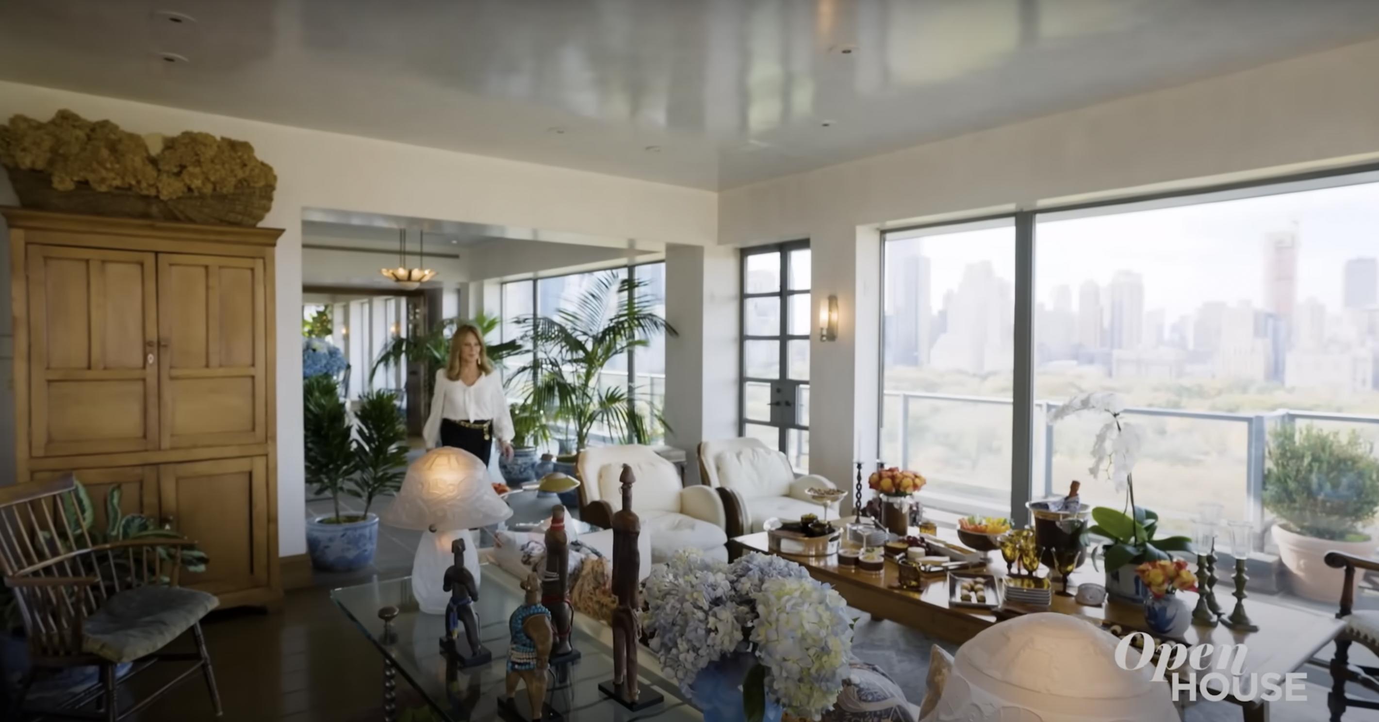 Marlo Thomas and Phil Donahue's living room in their New York home. | Source: YouTube/Open House TV