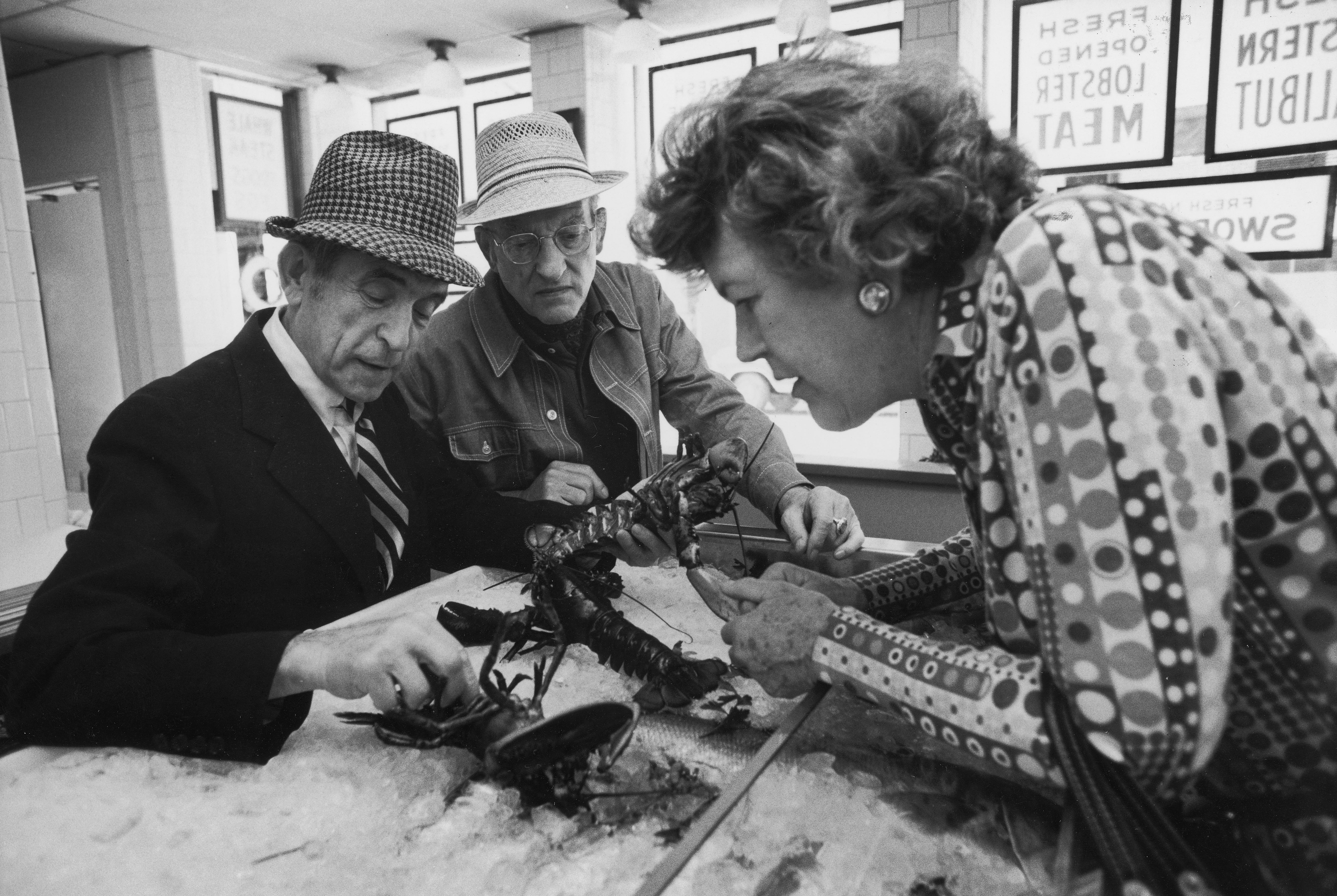 Julia Child and her husband, Paul picking out lobsters in Massachusetts, circa 1975. Photo: Getty Images