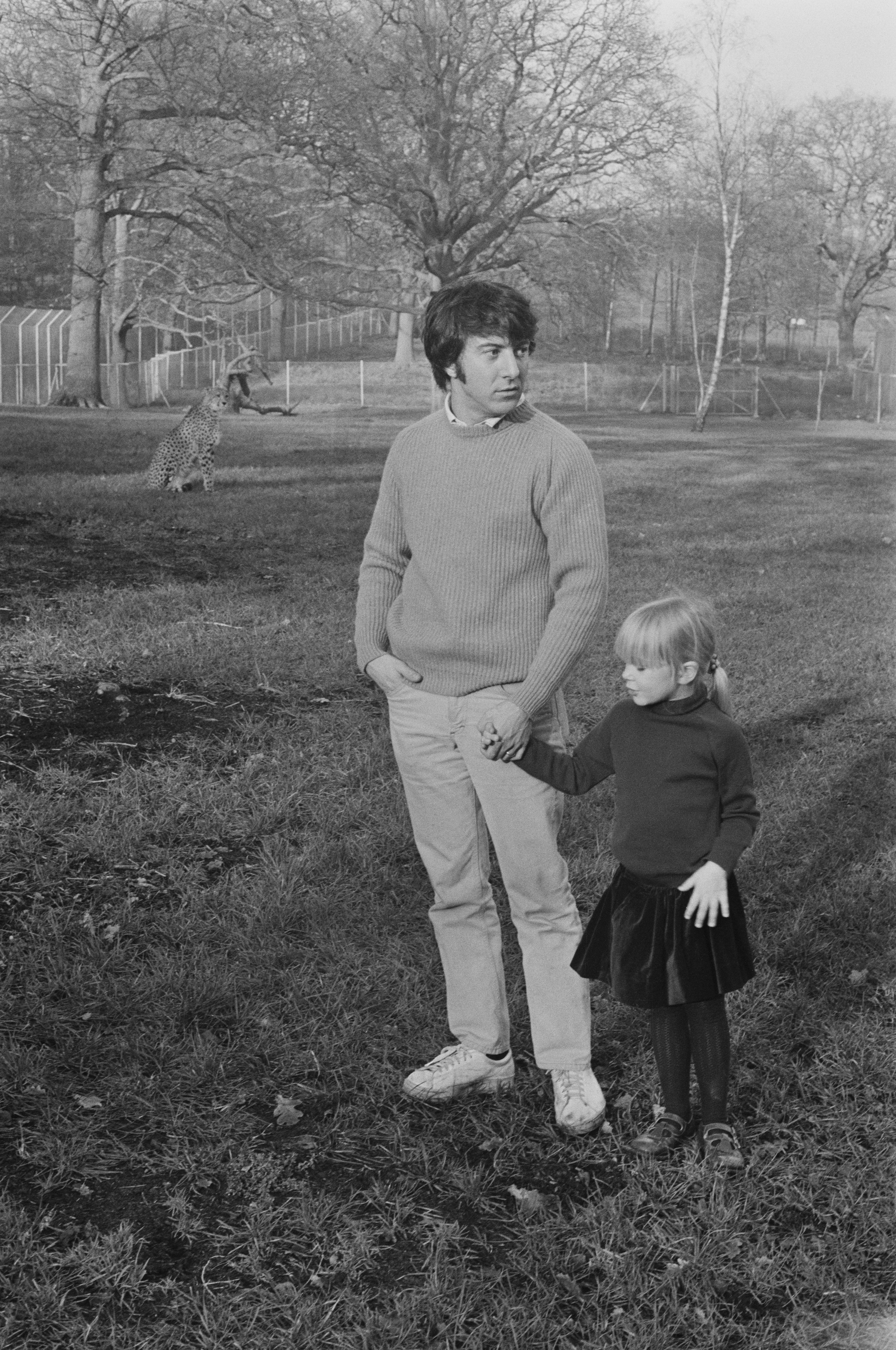 Dustin Hoffman and his adopted daughter Karina being watched by a cheetah at Windsor Safari Park, UK, January 10, 1971. | Source: Getty Images.