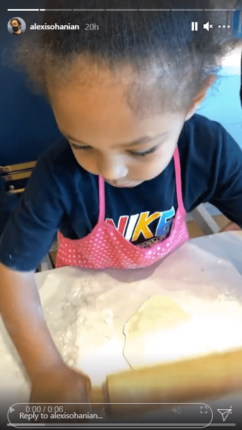 Alexis Ohanian shares a picture of his daughter Olympia baking. | Photo: Instagram/Alexisohanian