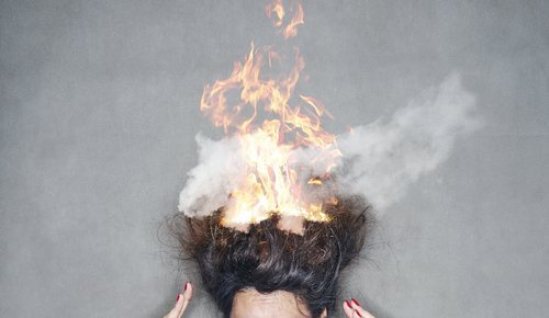 Une femme brune avec les cheveux en feu. | Shutterstock