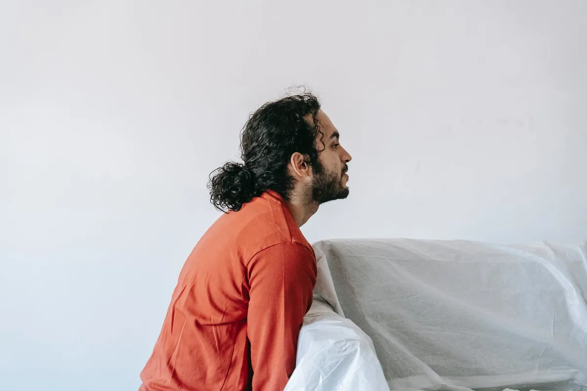 Robert et Jose soulèvent le canapé | Source : Pexels