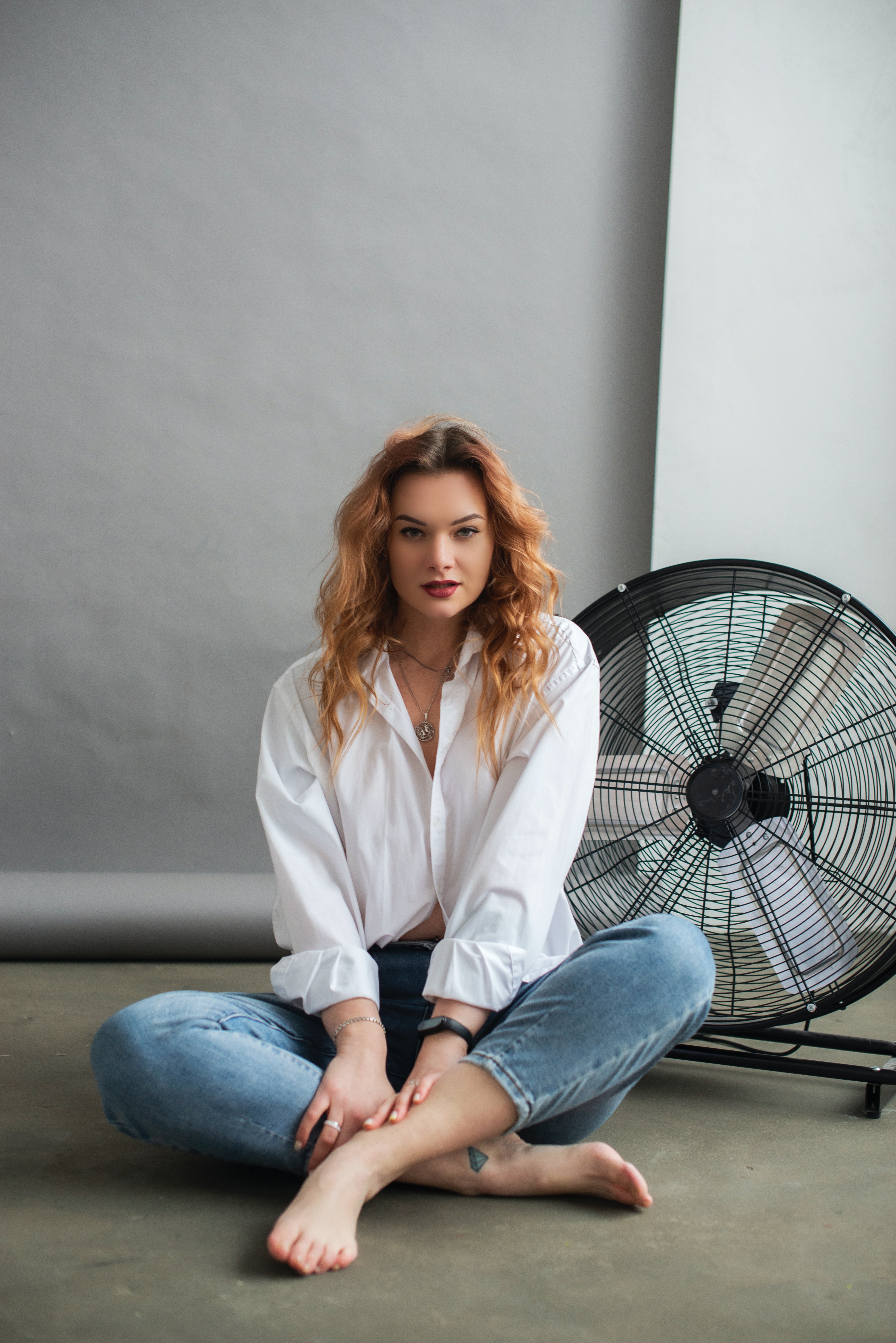 A woman sitting in front of a fan. | Source: Pexels