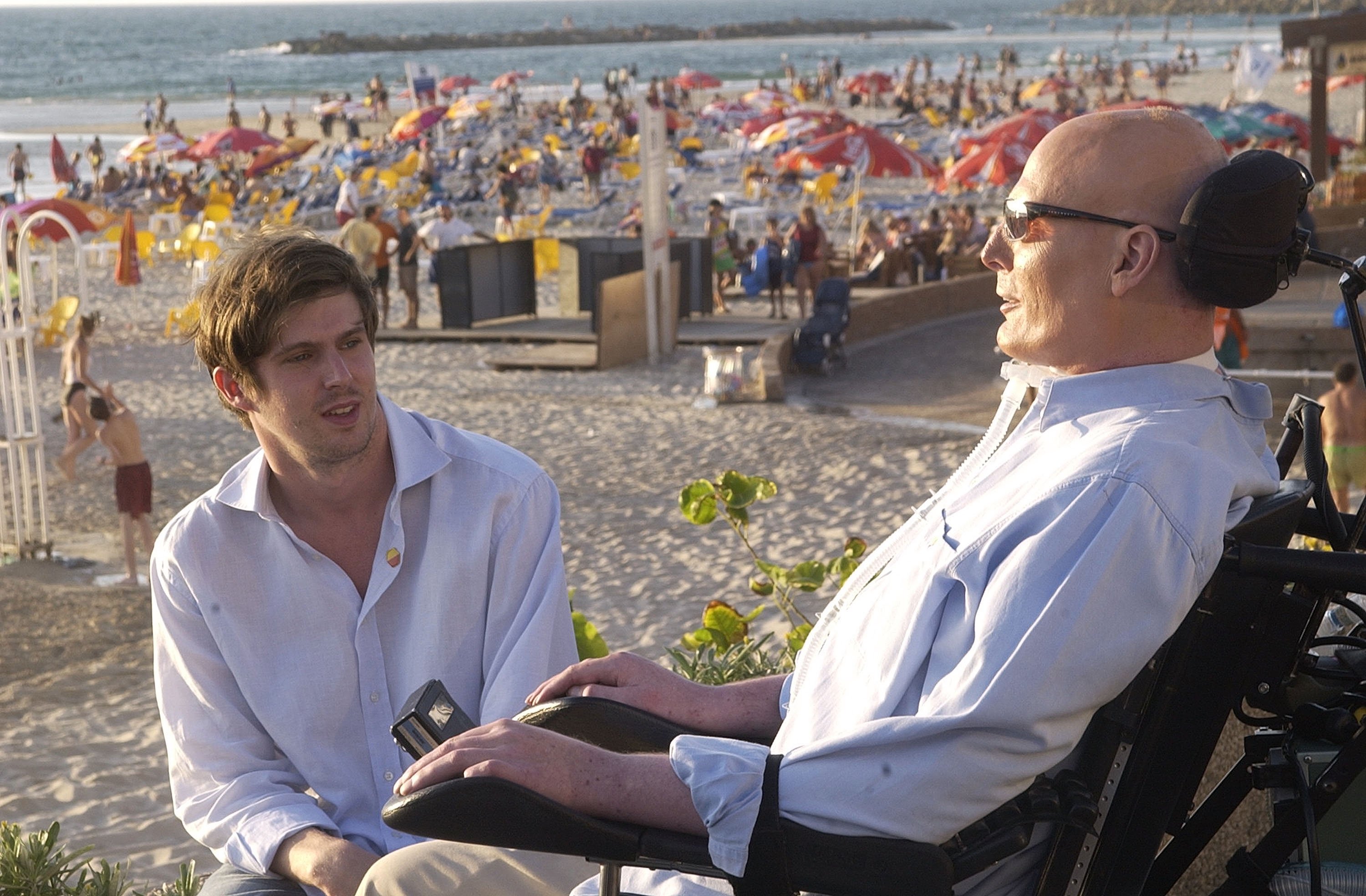 Christopher Reeve and Matthew Reeve at the Mediterranean Sea on August 1, 2003 in Tel Aviv, Israel | Source: Getty Images