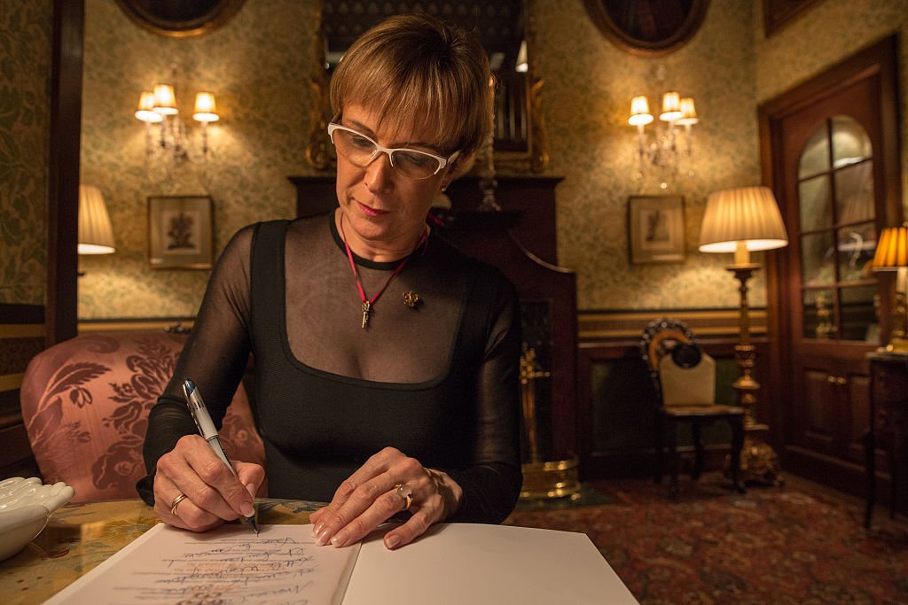Bernard Loiseau, signe un menu après un dîner de gala au The Inn at Little Washington, célébrant le 60e anniversaire des Relais et Châteaux, le 21 octobre 2014. | Photo : Getty Images