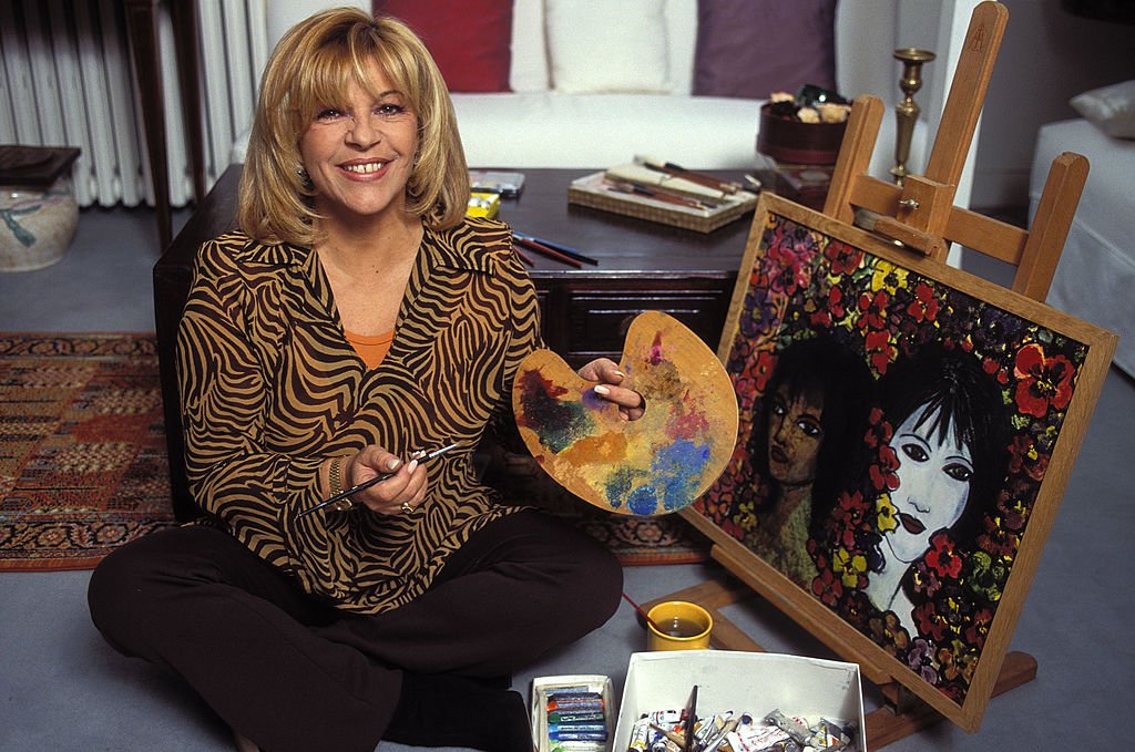 Nicoletta devant un tableau en septembre 1996. l Source : Getty Images