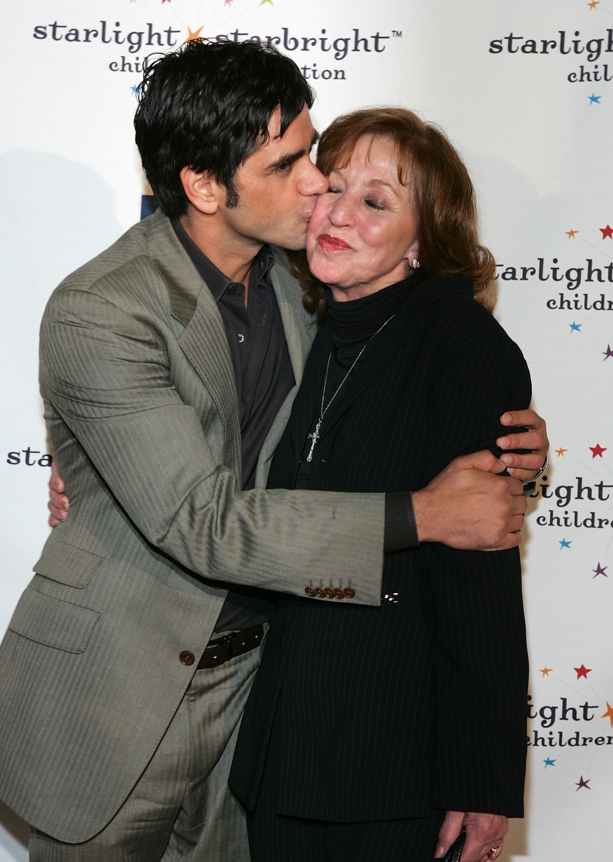 John Stamos und seine Mutter | Quelle: Getty Images