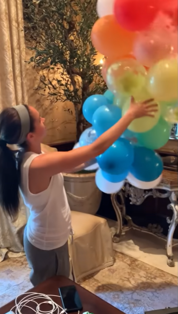Meghan Markle arranges balloons at home in a video shared on December 12, 2022. | Source: YouTube/Netflix