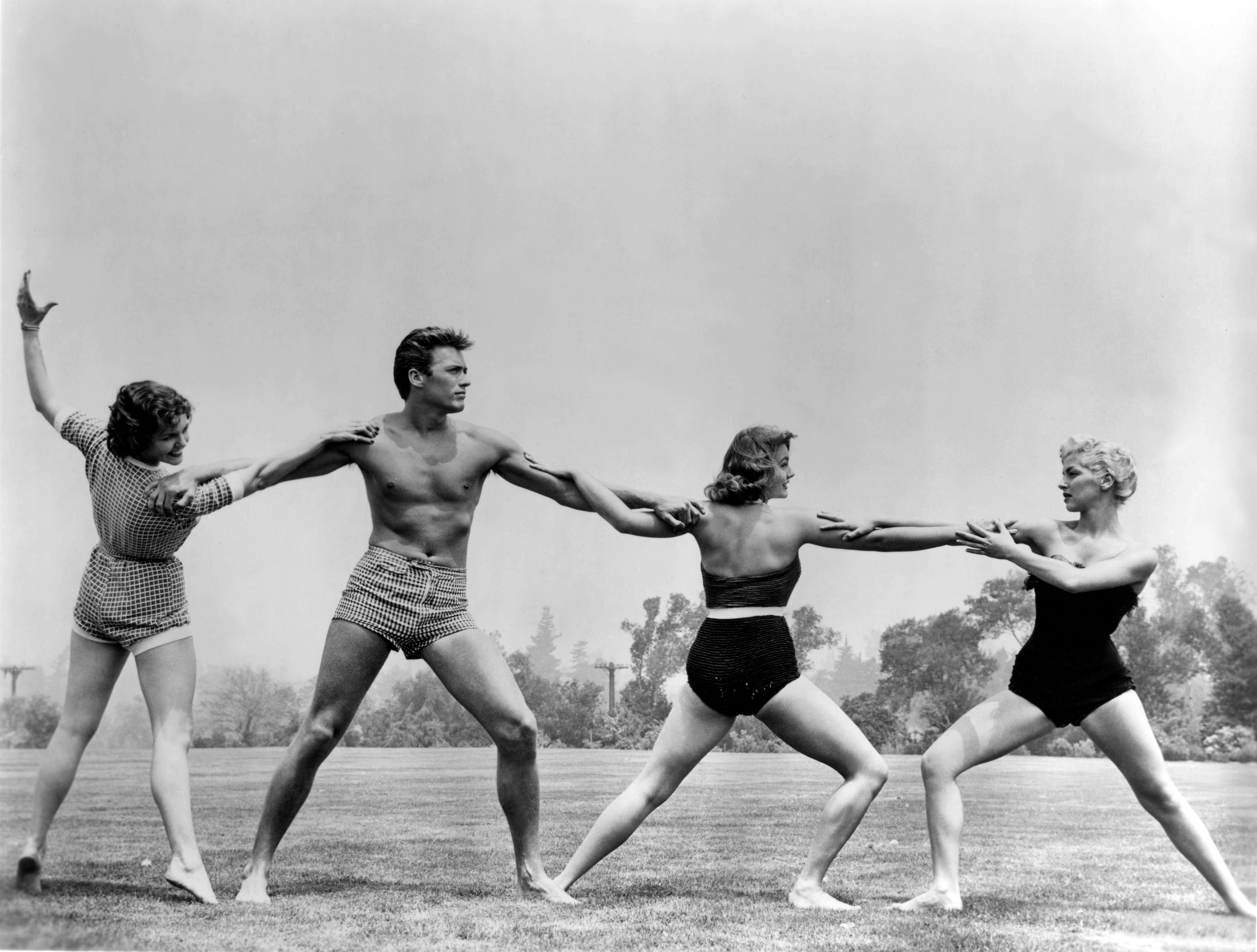 Jane Howard, Clint Eastwood, Myrna Hansen und Dani Crayne, fotografiert während eines Körperkonditionierungskurses im Rahmen eines Talentworkshops im Jahr 1955 | Quelle: Getty Images