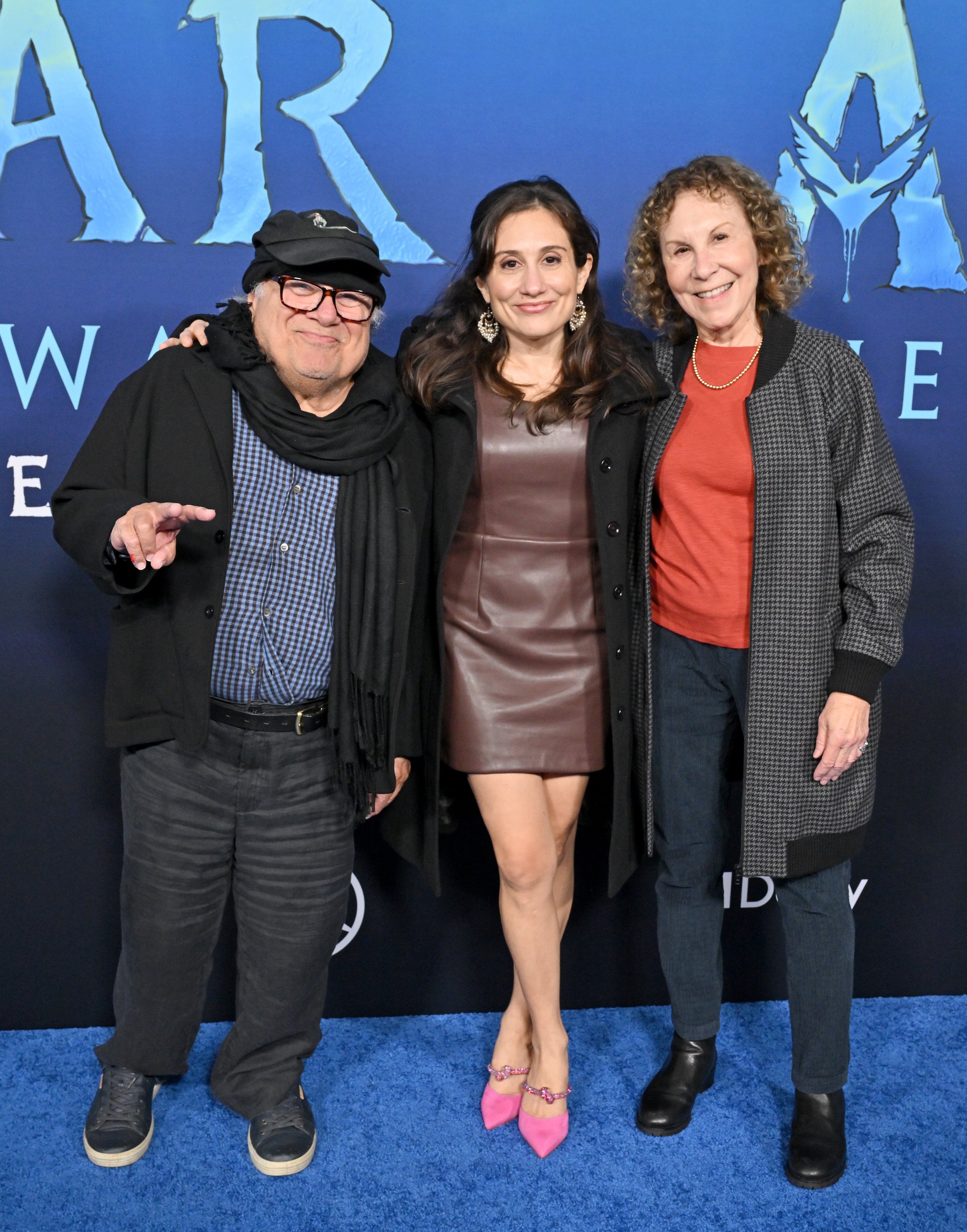 Danny DeVito, Lucy DeVito y Rhea Perlman en Dolby Theatre, el 12 de diciembre de 2022 en Hollywood, California. | Foto: Getty Images