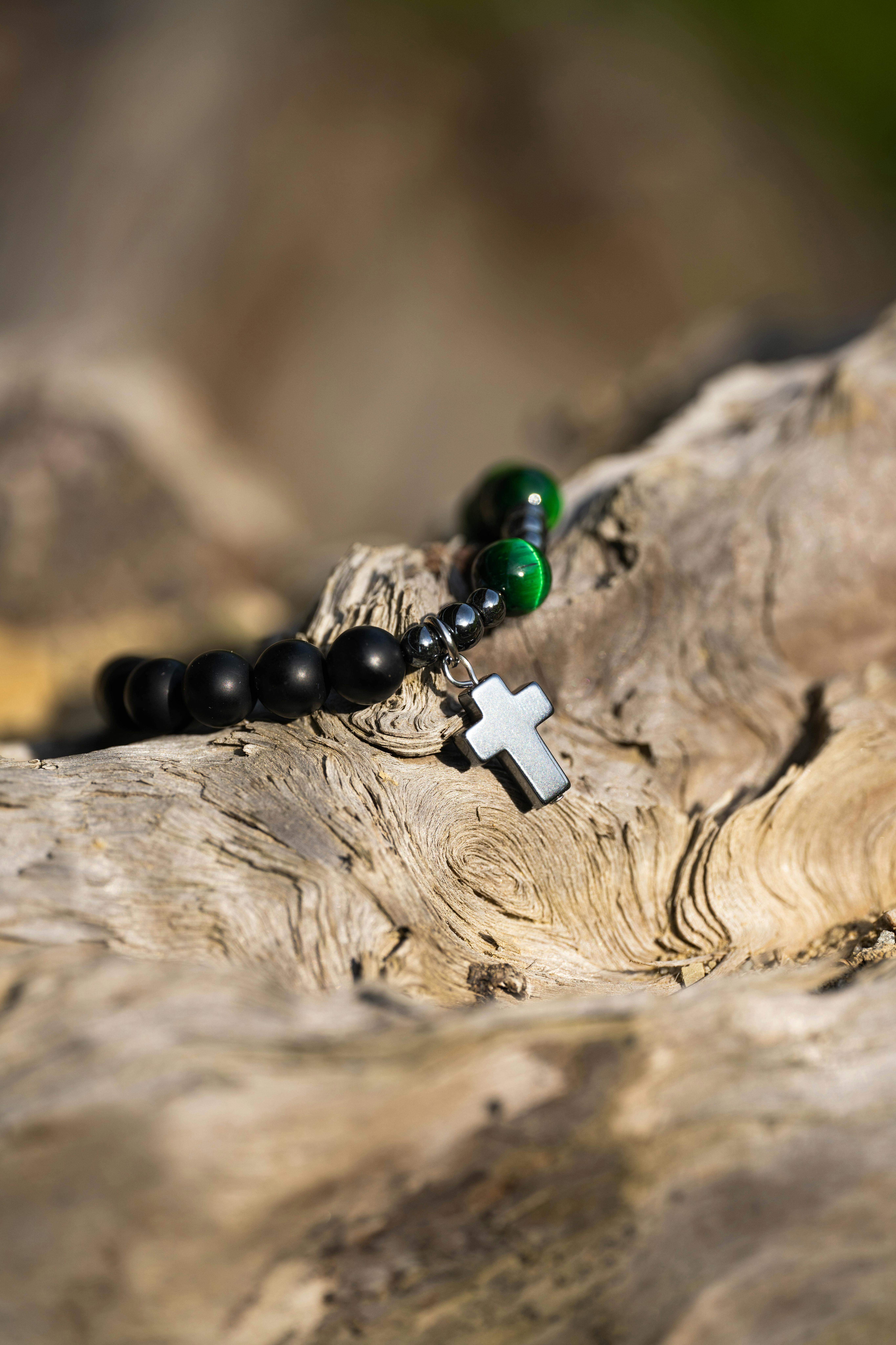 A beaded cross bracelet | Source: Pexels