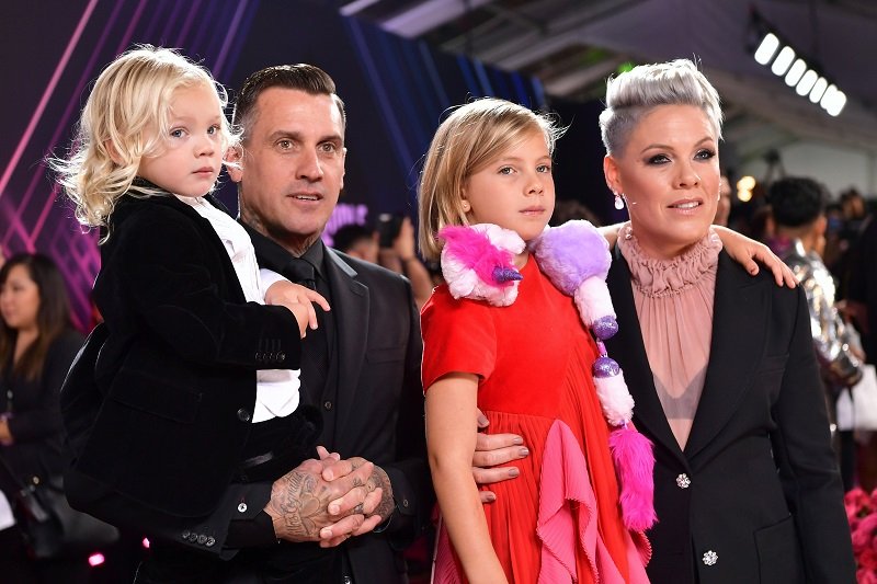 Carey Hart, Pink, and their children in California on November 10, 2019 | Photo: Getty Images
