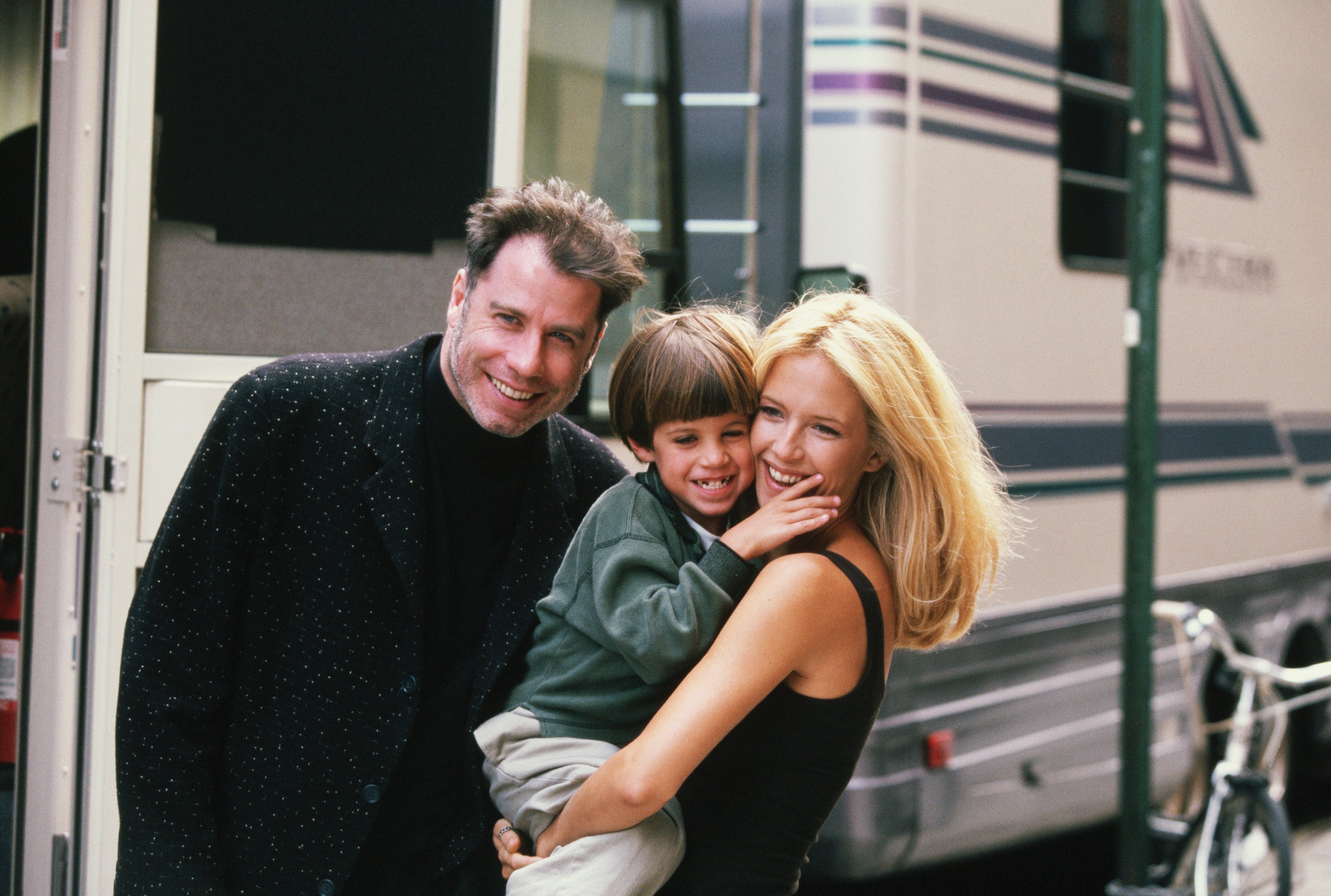 La actriz Kelly Preston recibe la visita de su marido John Travolta (I) y su hijo Jett durante el rodaje de la película de 1997 "Addicted to Love". | Foto: Getty Images