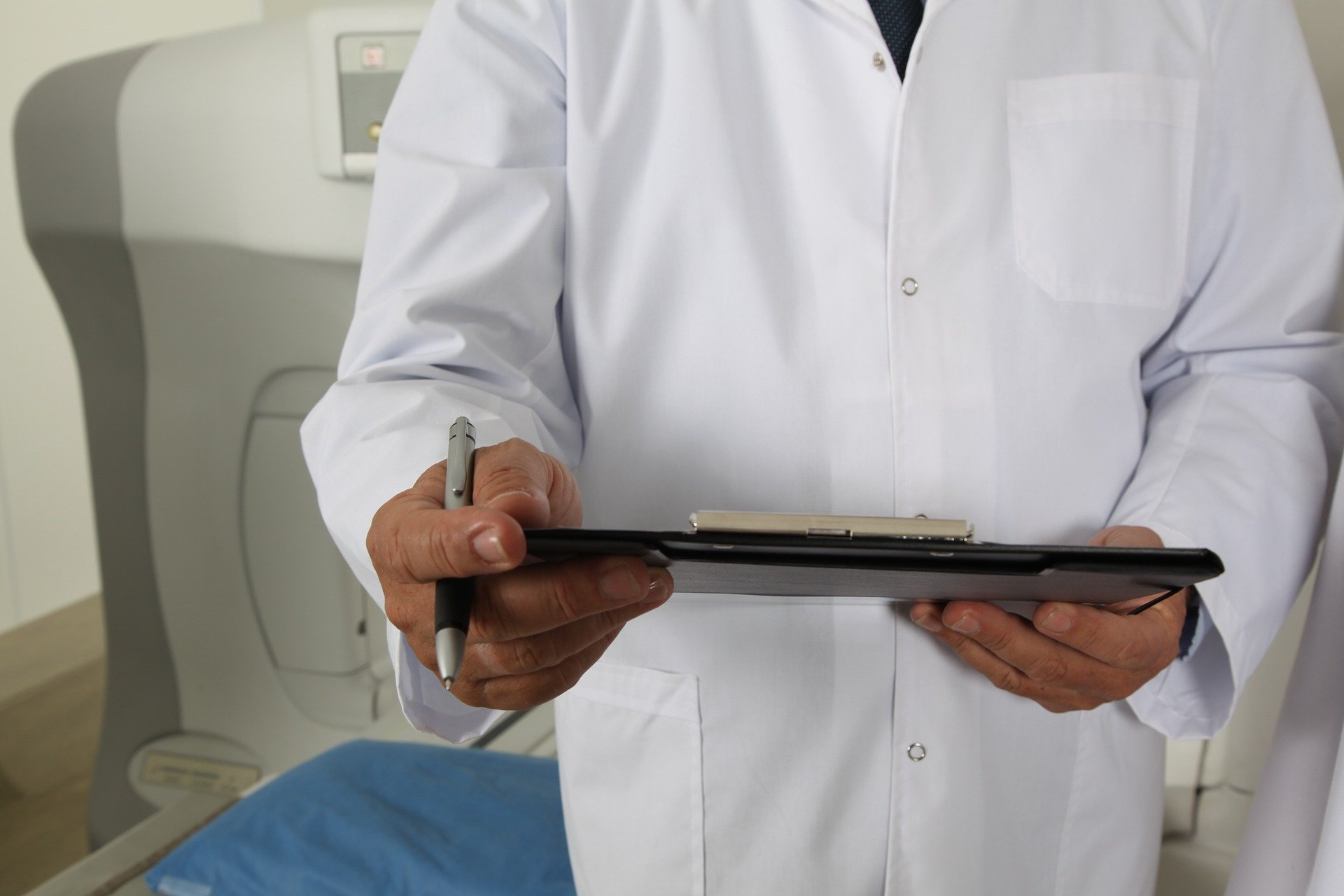 Doctor sosteniendo unos registros médicos. | Foto: Pixabay