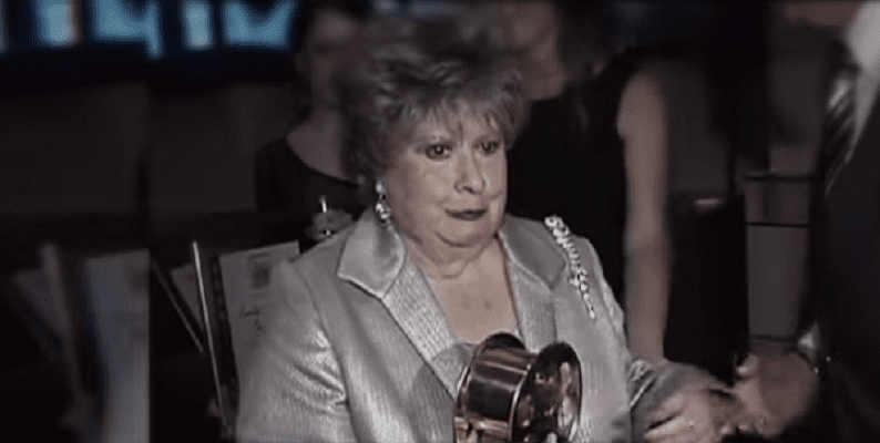 Evita Muñoz recibiendo un premio. | Imagen: YouTube/Ventaneando Evita Muñoz recibiendo un premio. | Imagen: YouTube/Ventaneando