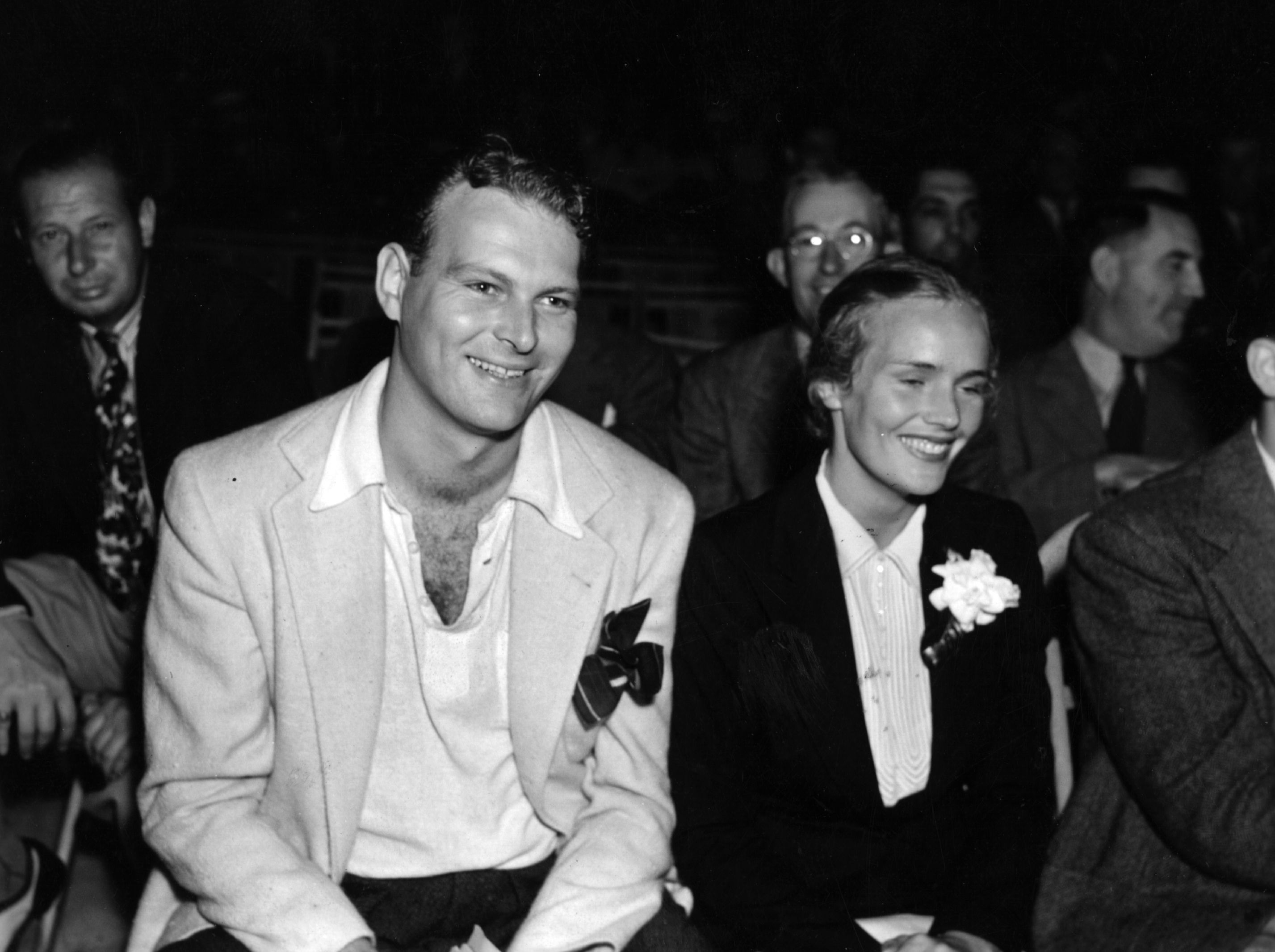 Frances Farmer se sienta con su esposo Leif Erickson en una función. en 1934. | Foto: Getty Images