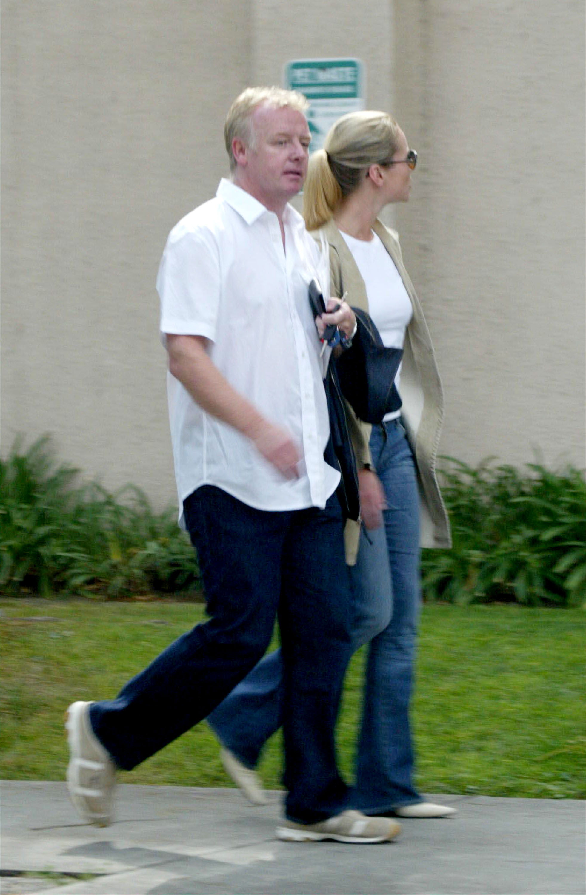 Les Dennis and Amanda Holden seen leaving The Four Seasons Hotel on 9 April 2002 in California, United States. | Source: Getty Images