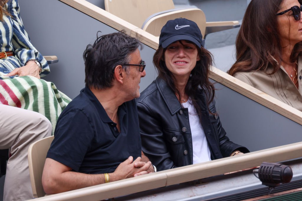 Yvan Attal and Charlotte Gainsbourg will be seen during the 2022 French Open at Roland Garros on June 5, 2022 in Paris, France.  |  Photo: Getty Images