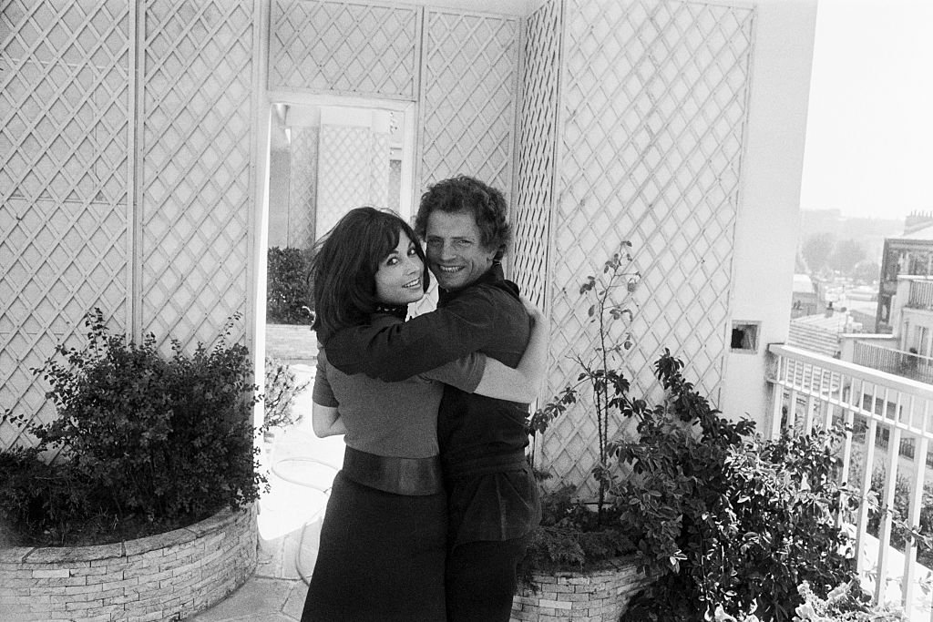 L'actrice française Marion joue avec son partenaire, l'animateur de télévision et radio Jacques Martin. | Photo : Getty Images