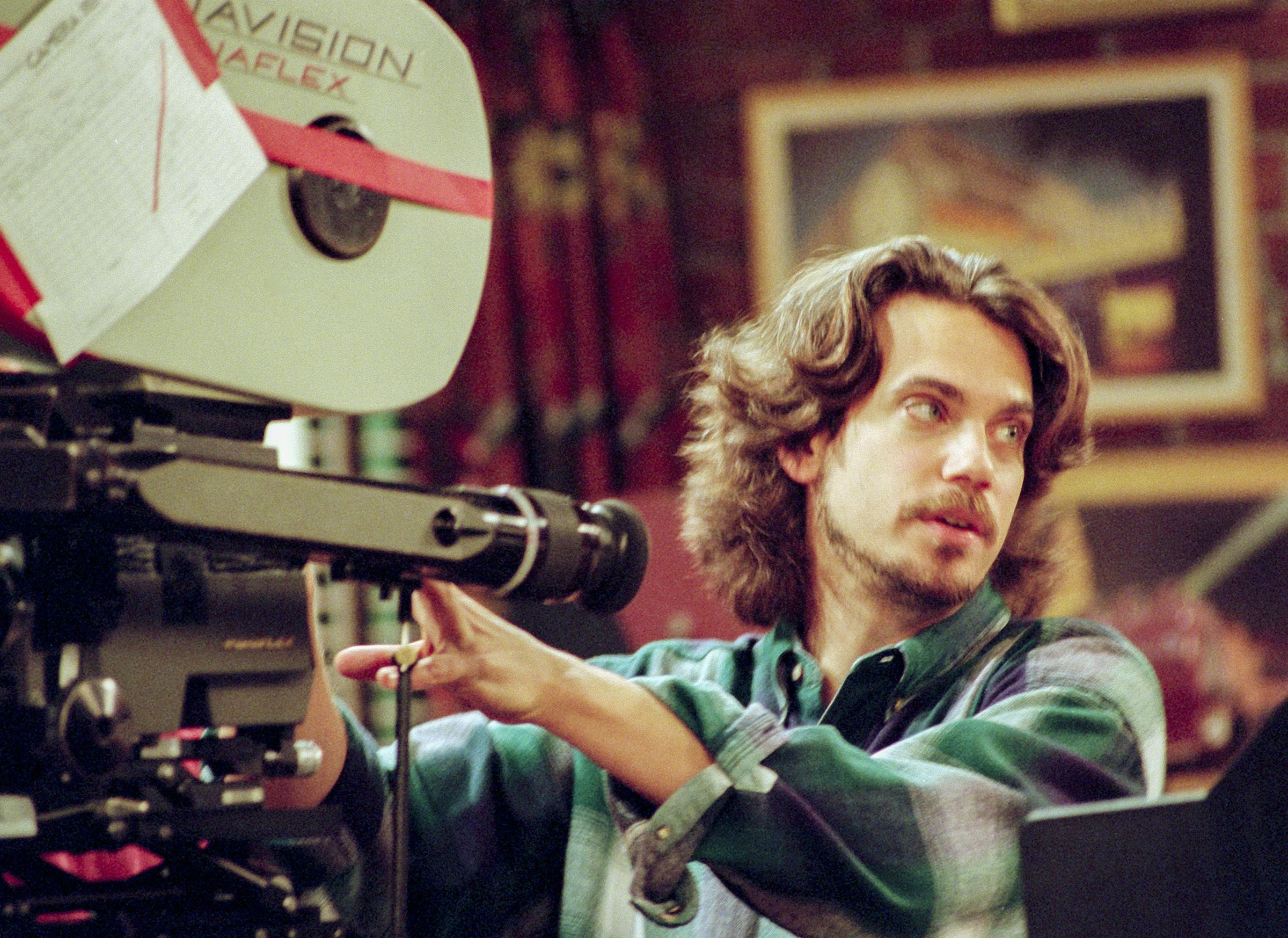 Robby Benson behind the camera as he directs a scene for an episode of the television show "Ellen" at Disney Studios on November 1, 1995 | Source: Getty Images