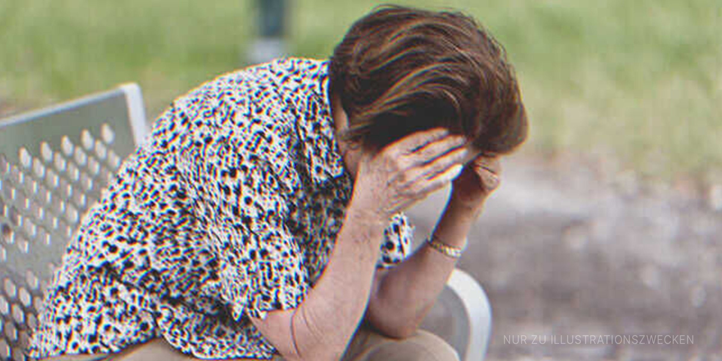 Ältere Frau, die besorgt auf einer Bank aussieht | Quelle: Getty Images