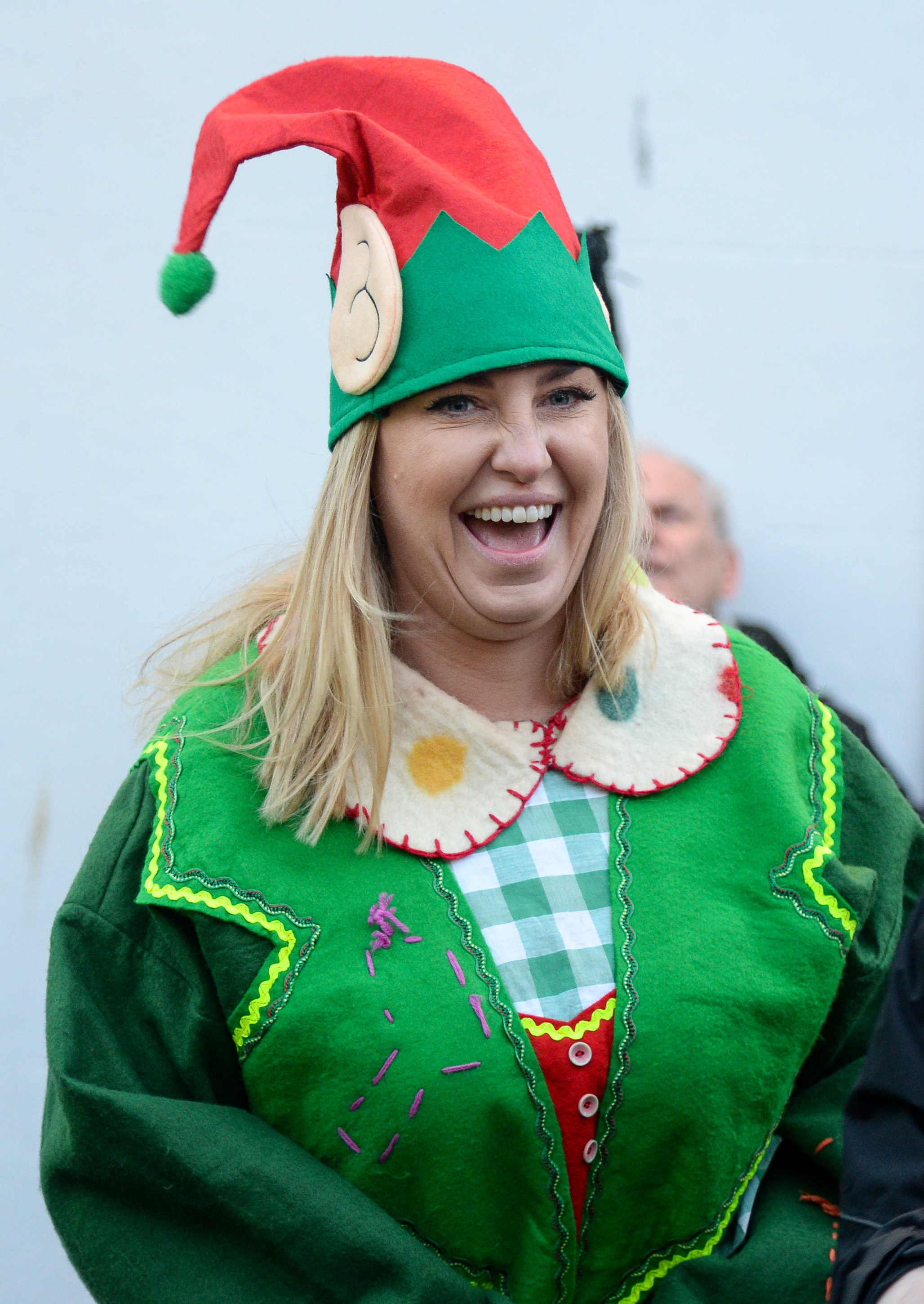 Dressed head-to-toe in festive felt, Josie Gibson joined a world-record elf gathering during the Christmas lights switch-on in Weymouth on November 27, 2021. Cheerful and animated, she embraced the fun with her trademark humour — though her face and frame still bore signs of a fluctuating health journey.