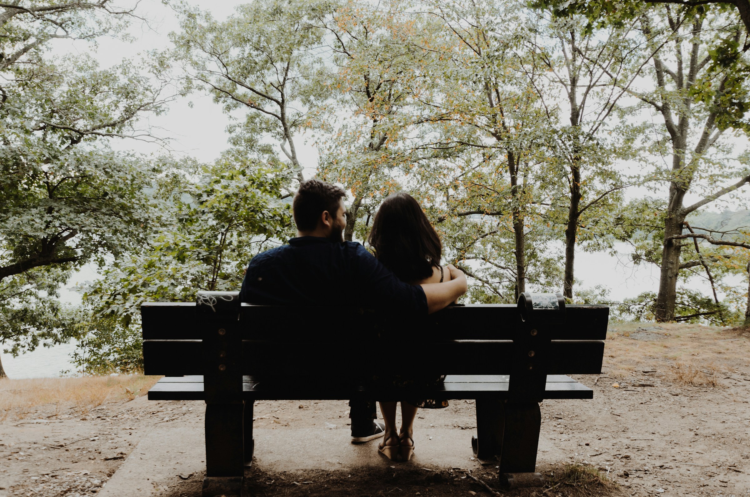 A couple sitting on a bench | Source: Unsplash