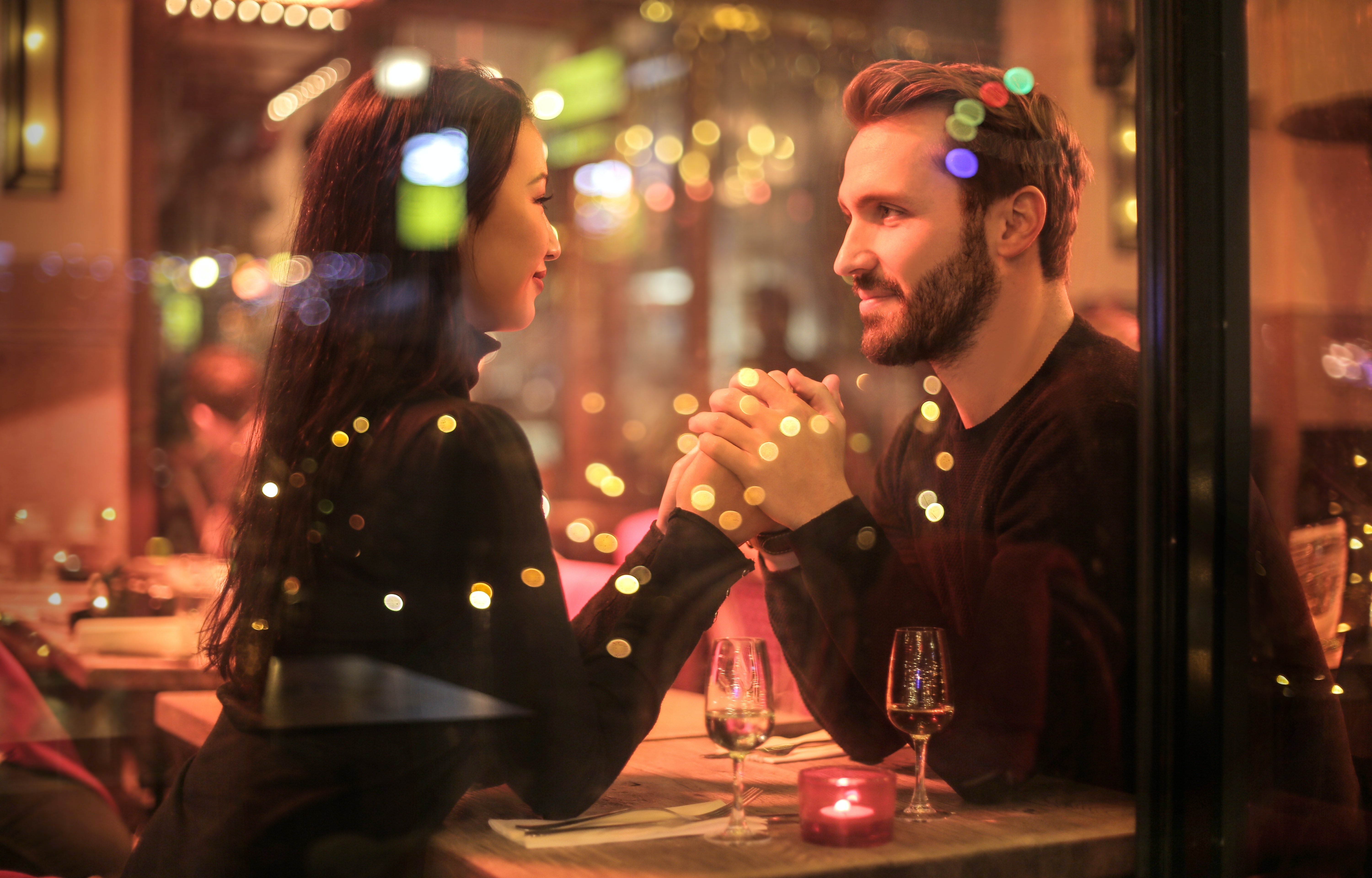 Pareja en cena romántica. | Foto: Pexels