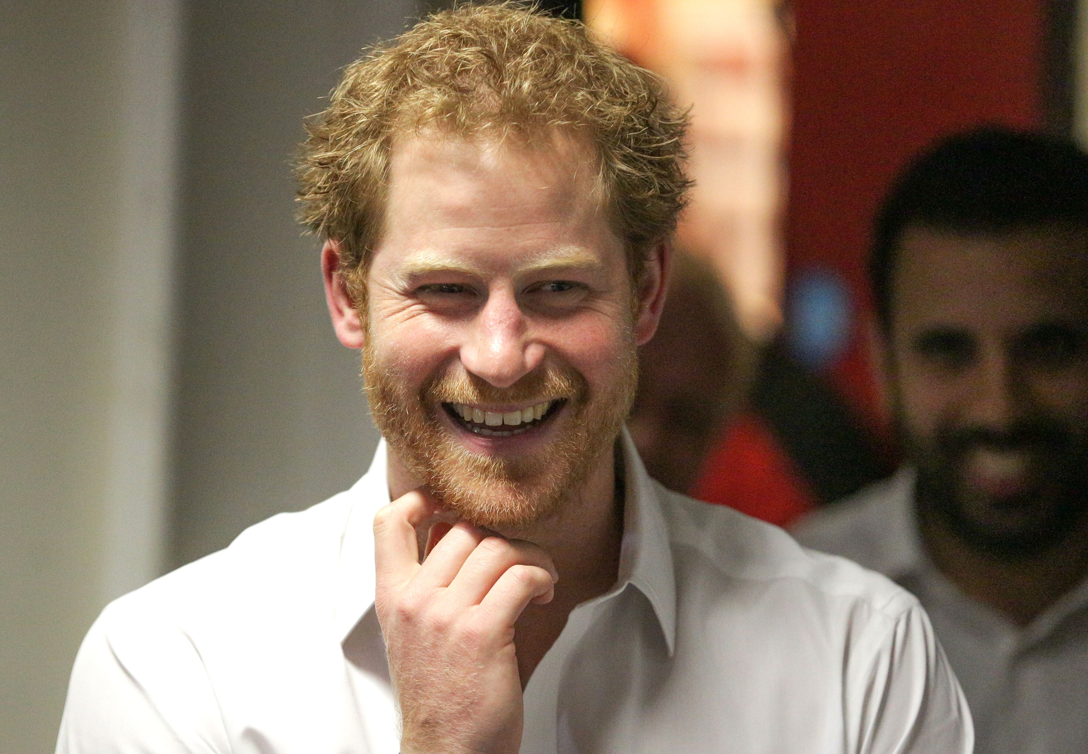 le prince Harry rencontre des membres de l'équipe Walking With The Wounded dans le parvis de Buckingham Palace après leur dernier effort, le Walk Of Britain le 1er novembre 2015 à Londres. | Photo : Getty Images