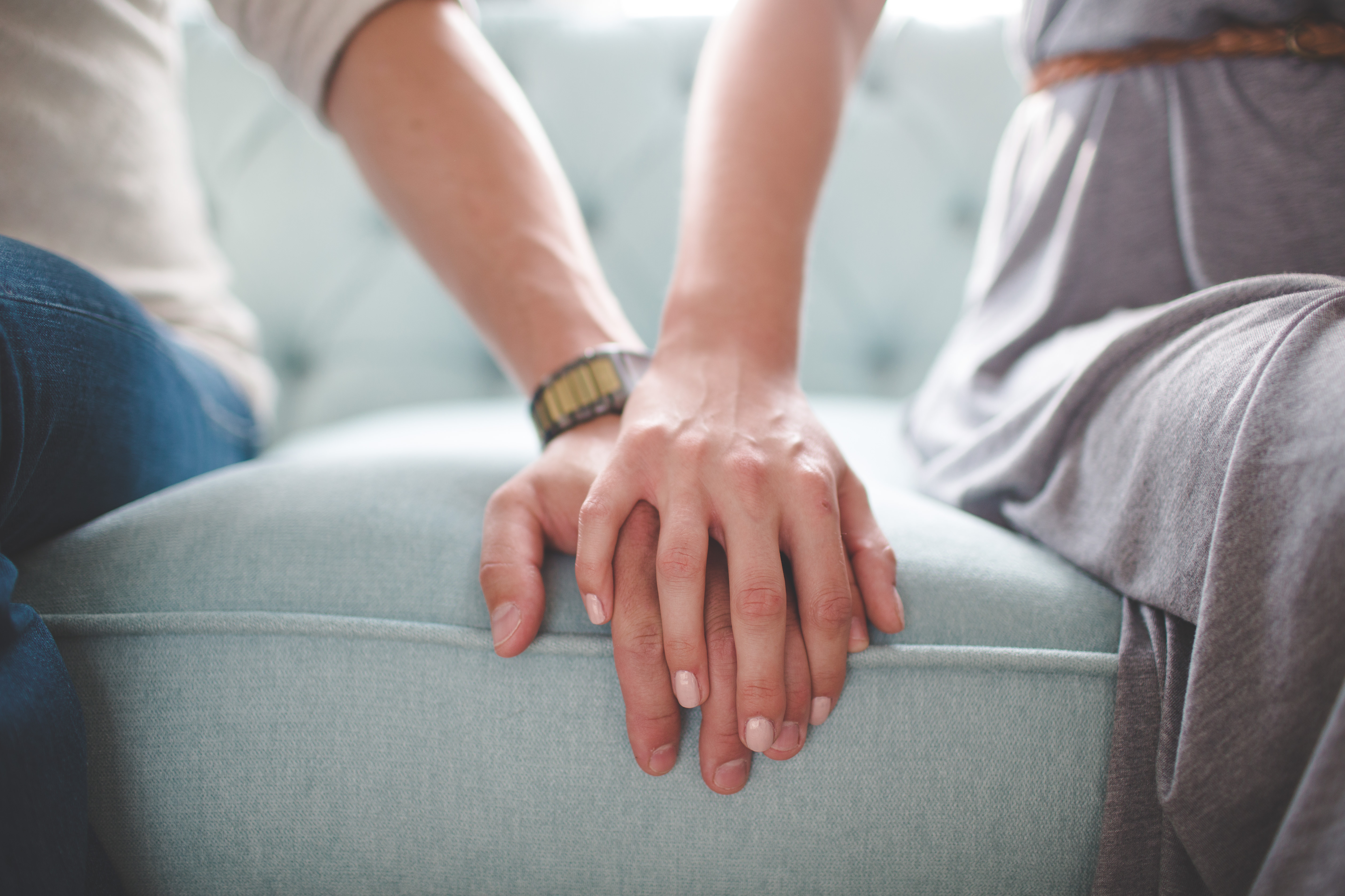 A married couple holding hands | Source: Getty Images