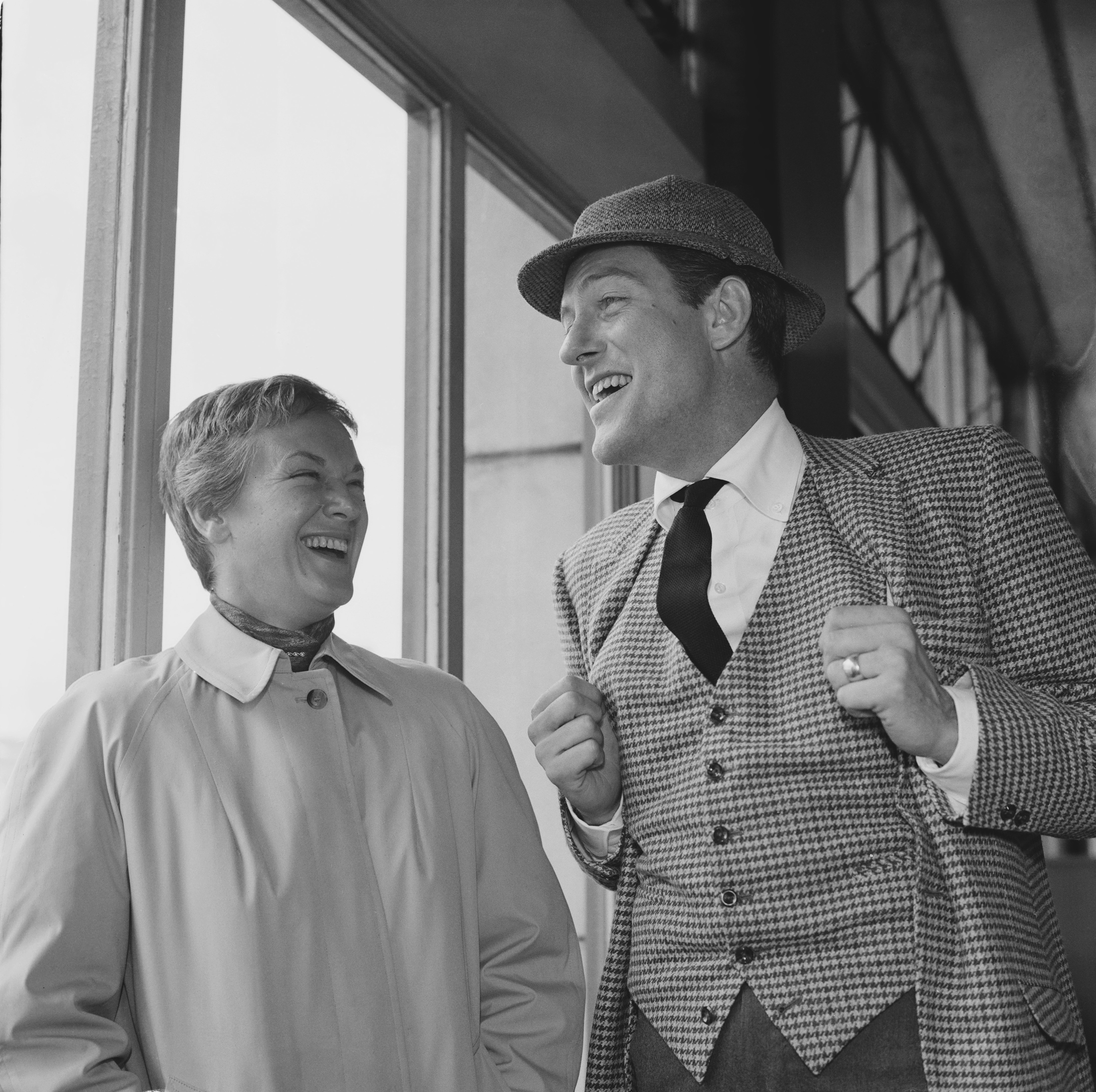 Dick Van Dyke and Margie Willett in Southampton, UK, on April 15, 1964 | Source: Getty Images