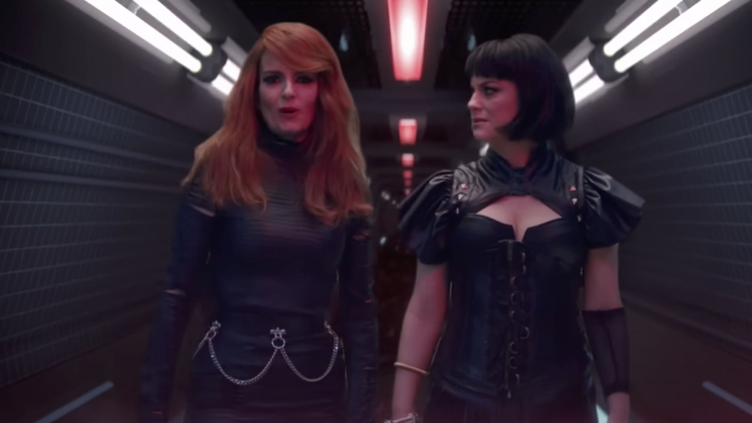 Tina Fey and Amy Poehler pictured on the "Bad Blood" parody | Source: YouTube/SNL