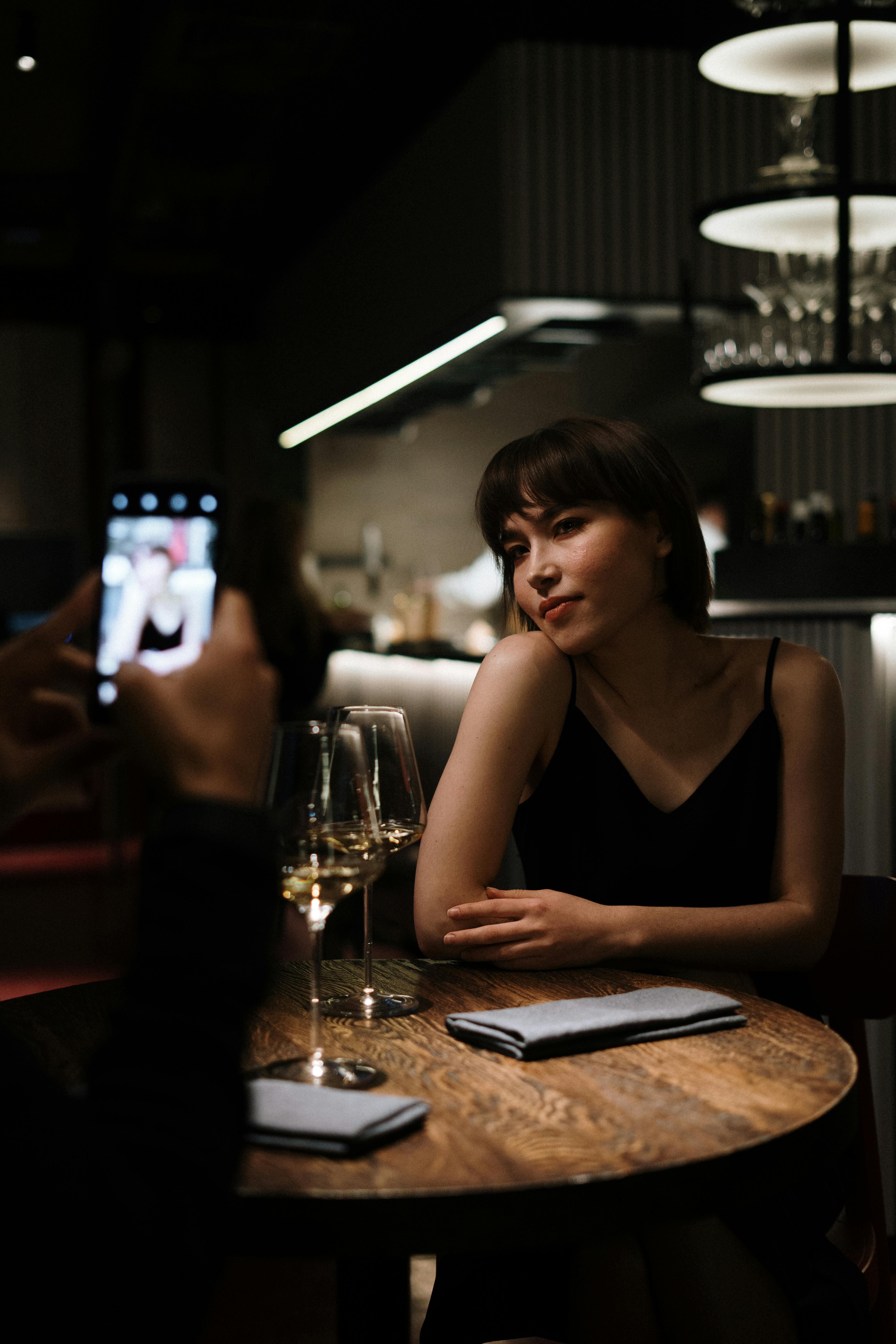 Woman in the dimly lit cafe | Source: Pexels