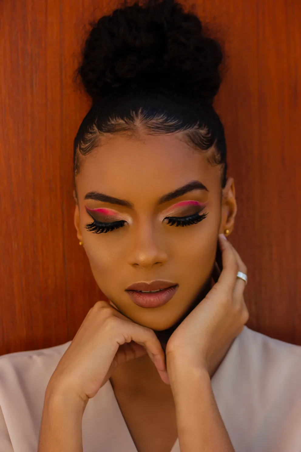 Une femme avec un viage maquillé et les yeux fermés. | Photo : Pexels