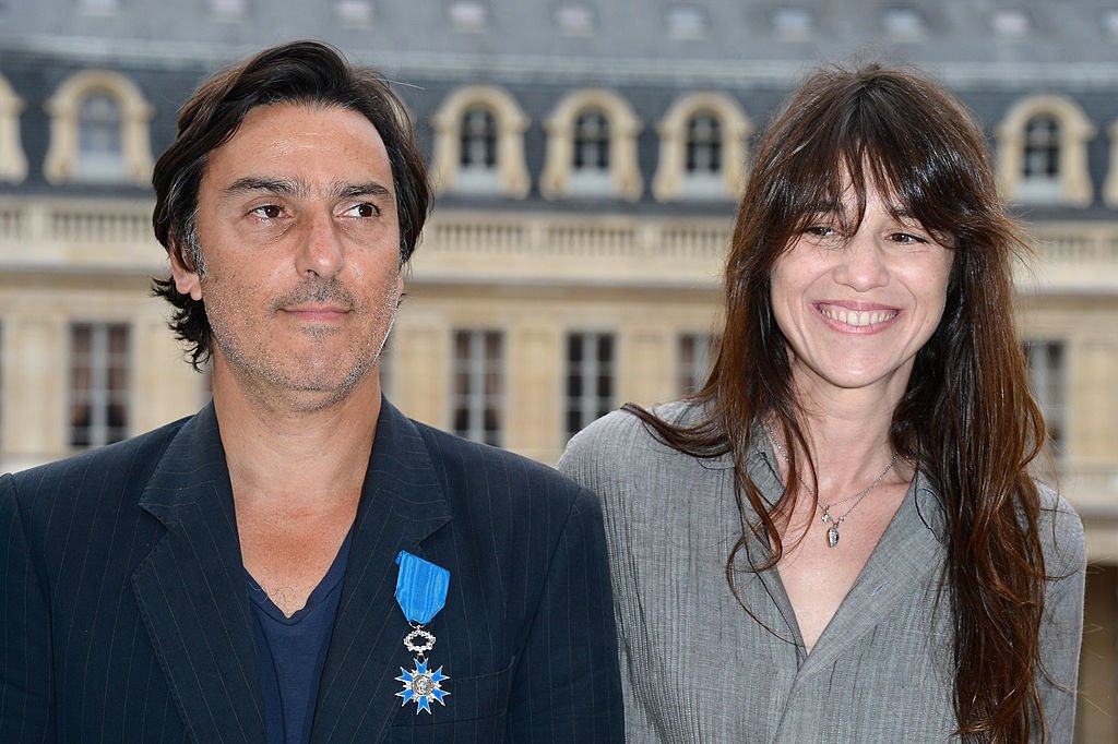 Yvan Attal  pose avec Charlotte Gainsbourg au Ministère de la Culture le 19 juin 2013 à Paris, France. | Photo : Getty Images