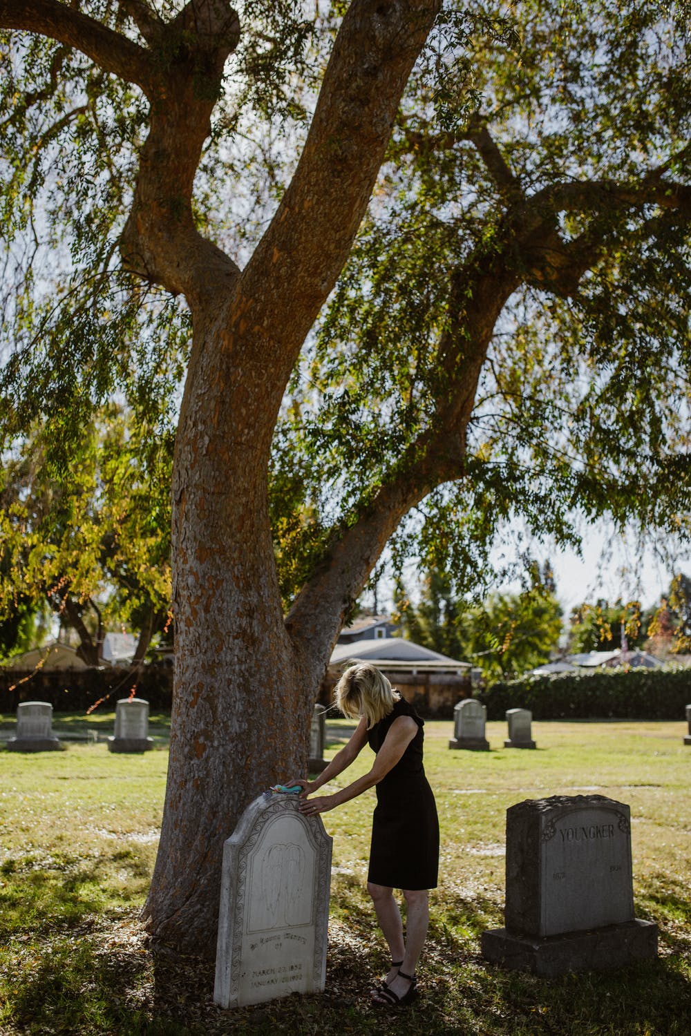Gary saw a woman standing by his mother's grave | Source: Pexels
