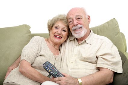 Un couple de seniors regardant la télé | Photo: Flickr Un couple de seniors regardant la télé | Photo: Flickr