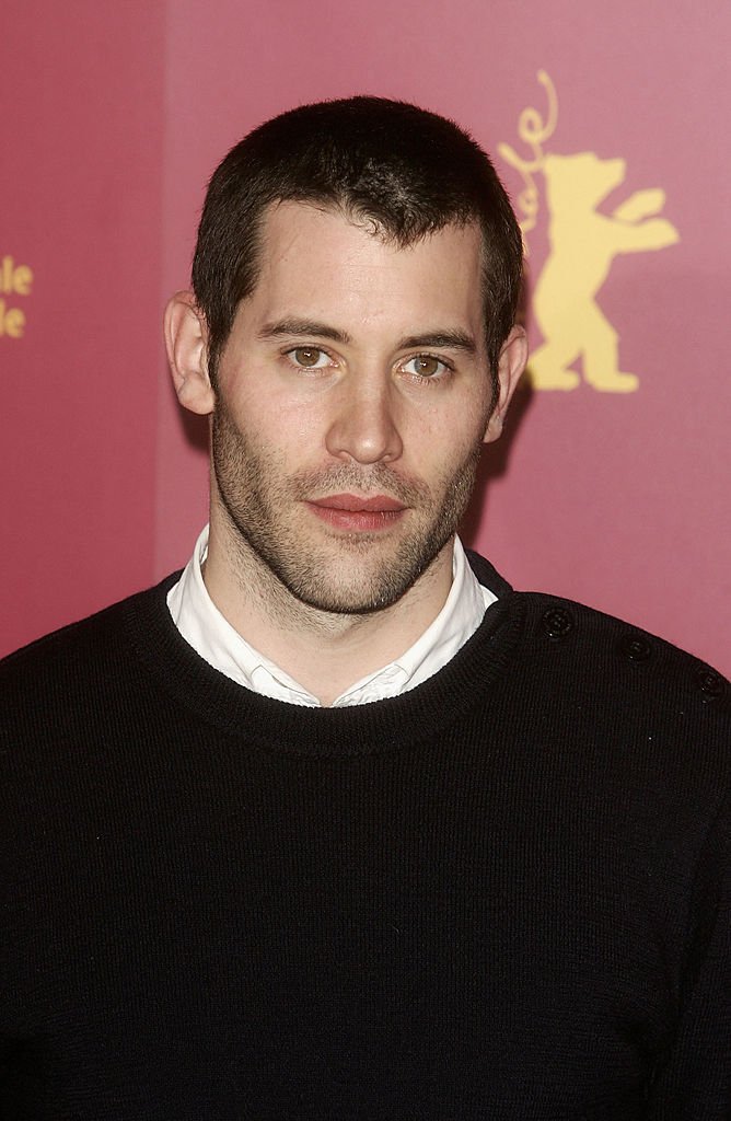 Jalil Lespert pose à la "Le Promeneur Du Champs De Mars" Photocall lors de la 55e édition du Festival International du Film de Berlin le 14 février 2005 à Berlin, Allemagne. | Photo : Getty Images
