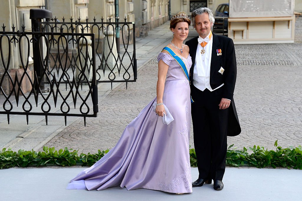 Martha Louise de Noruega y Ari Mikael Behn en la boda de la princesa Madeleine de Suecia el 8 de junio de 2013 en Estocolmo, Suecia. | Foto: Getty Images Martha Louise de Noruega y Ari Mikael Behn en la boda de la princesa Madeleine de Suecia el 8 de junio de 2013 en Estocolmo, Suecia. | Foto: Getty Images