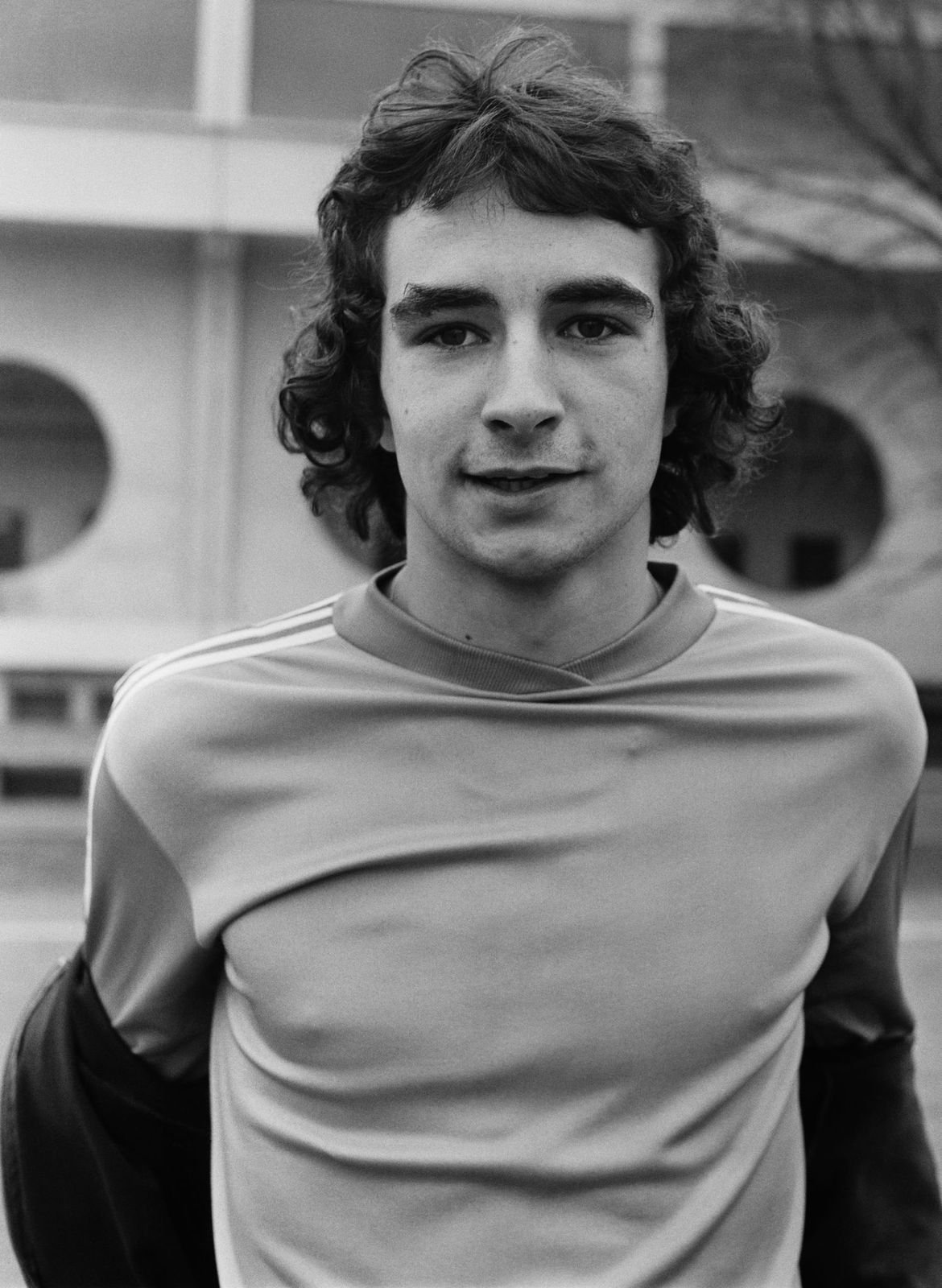 Le footballeur Dominique Rocheteau dans les années 70 | Photo : Getty Images. Le footballeur Dominique Rocheteau dans les années 70 | Photo : Getty Images.