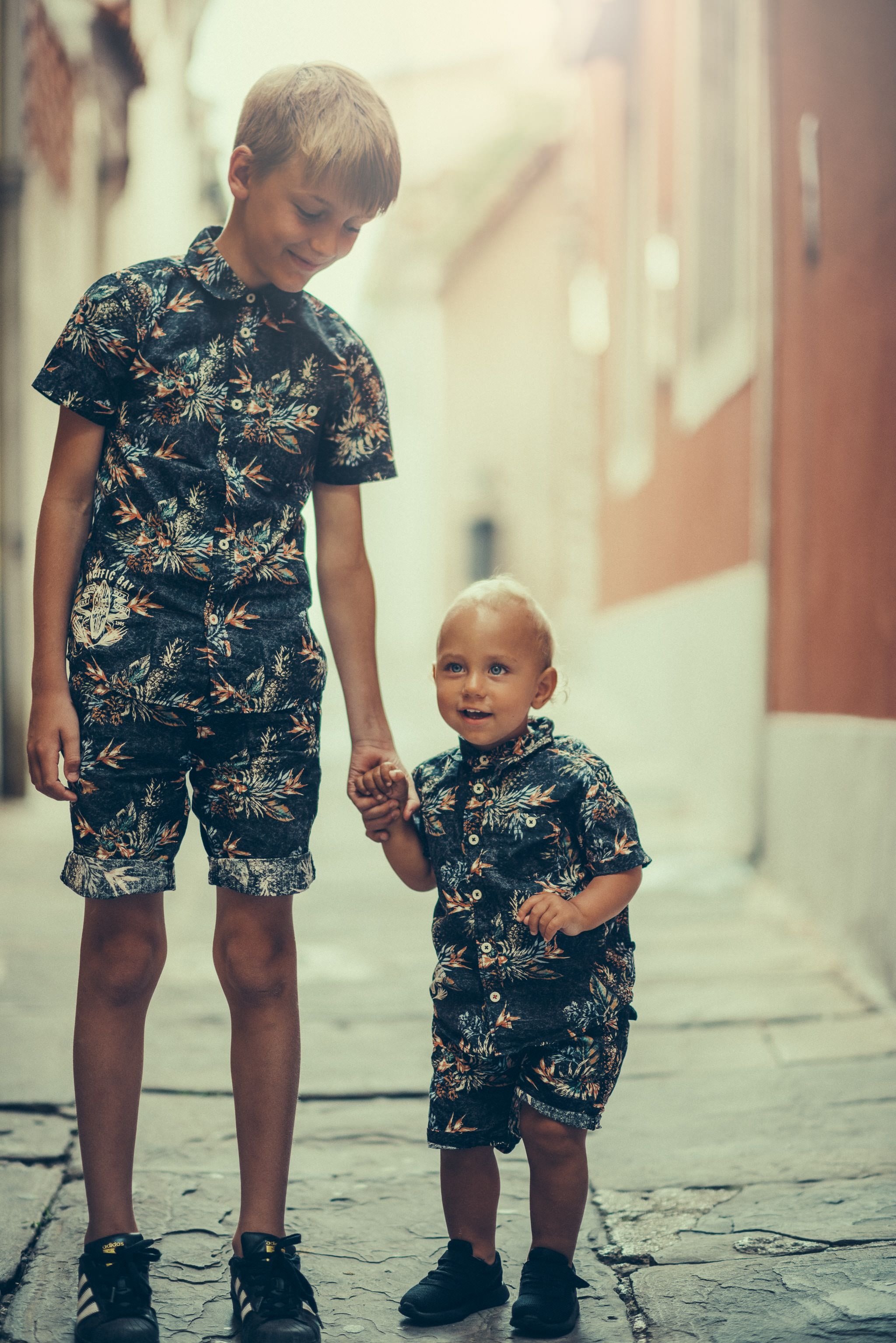 Zwei Brüder Hand in Hand | Quelle: Pexels