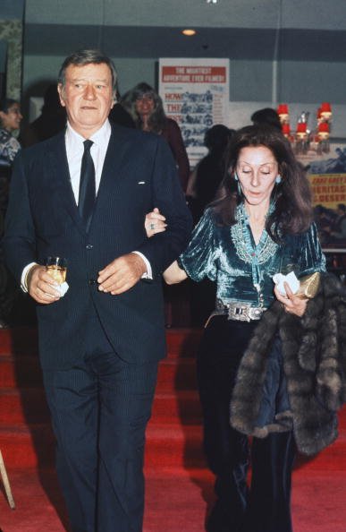 John Wayne and Pilar Palette at a movie premiere in Los Angeles, California in 1971. | Photo: Getty Images