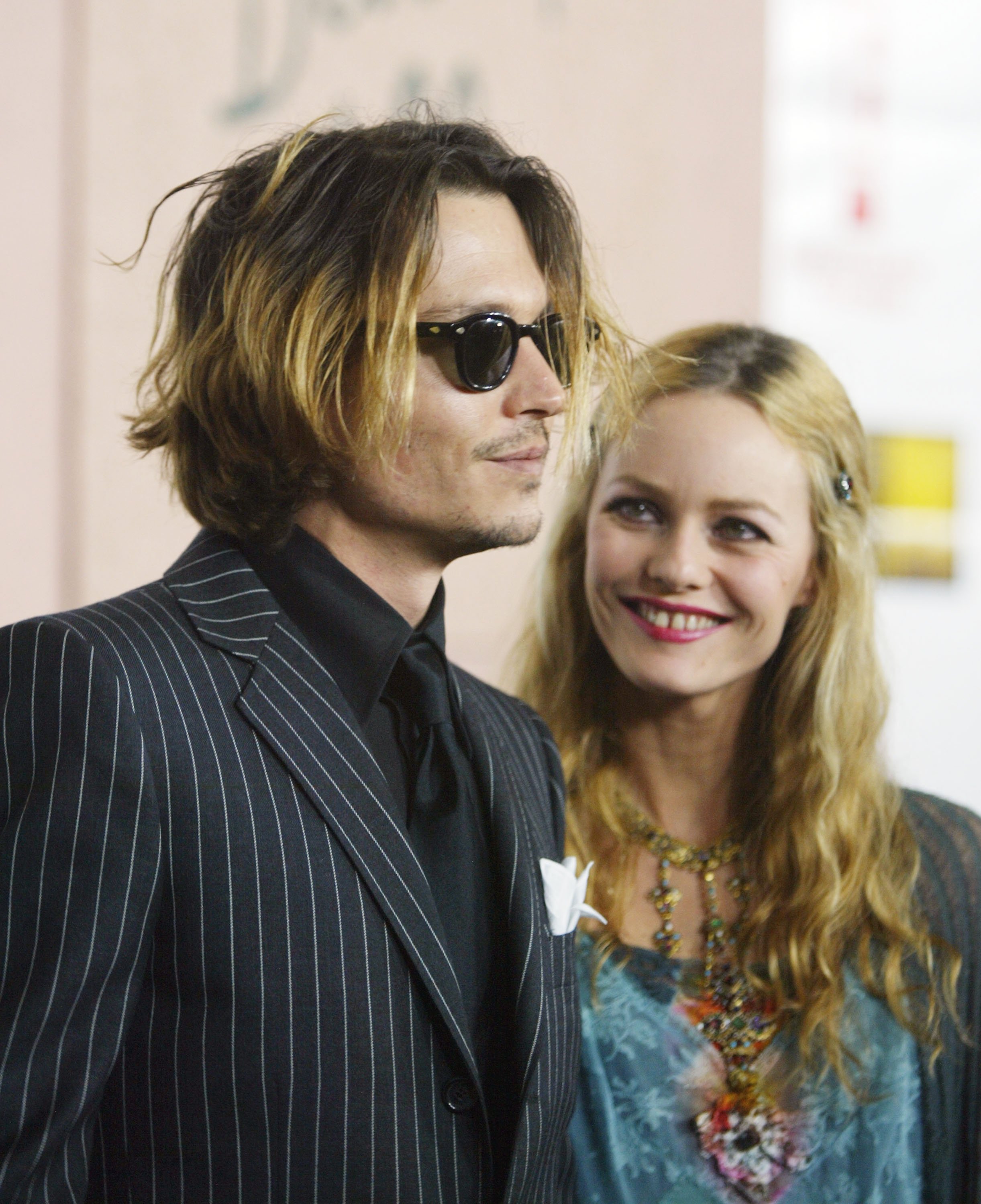 Johnny Depp y Vanessa Paradis asisten a la 9ª edición de los Critics' Choice Awards el 10 de enero de 2004. | Foto: Getty Images