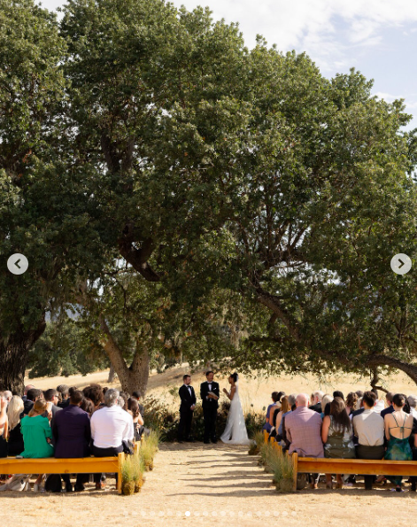 Guests watching as Britt Stewart and Daniel Durant exchanged their vows. | Source: Instagram/samkoma.world and maksmaakphoto