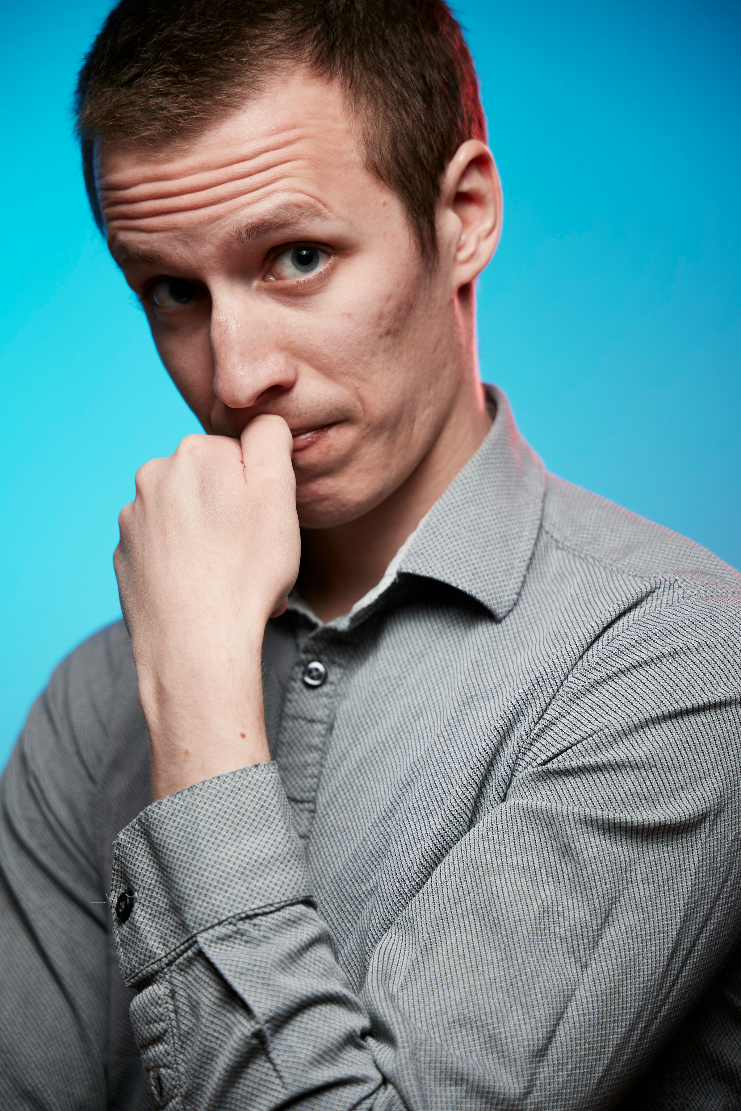 A man furrowing his brows | Source: Unsplash