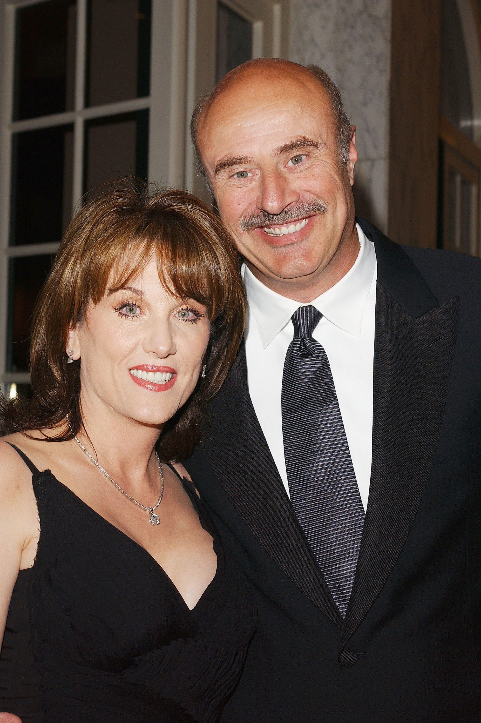 Dr. Phil McGraw and his wife Robin arrive at the Junior League of Los Angeles Carnivale Gala on March 12, 2004. | Photo: Getty Images.