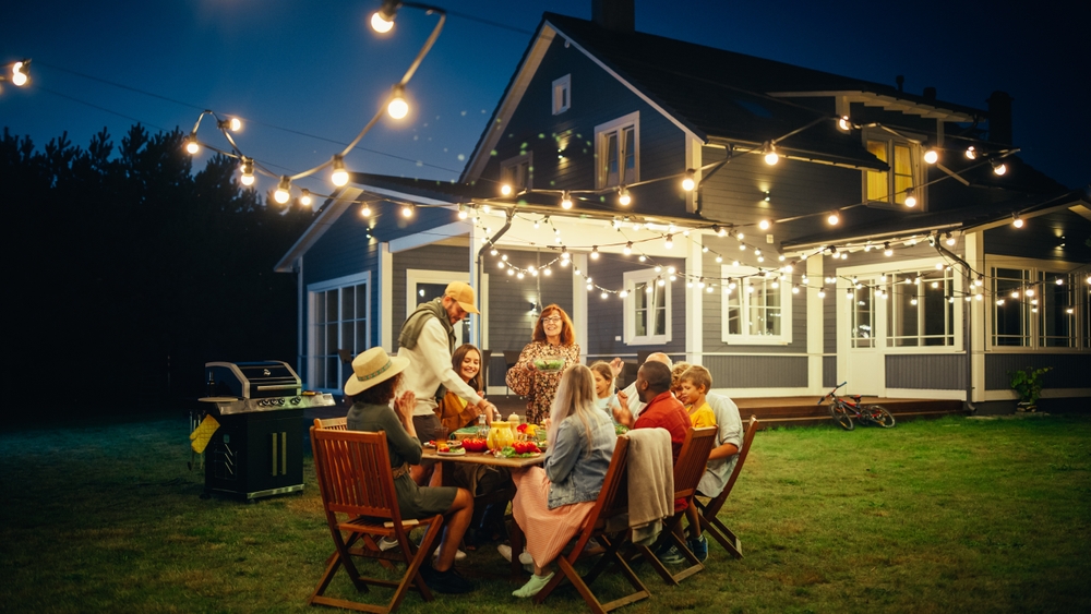 Ein Porträt einer Gruppe von Menschen beim Abendessen im Freien | Quelle: Shutterstock