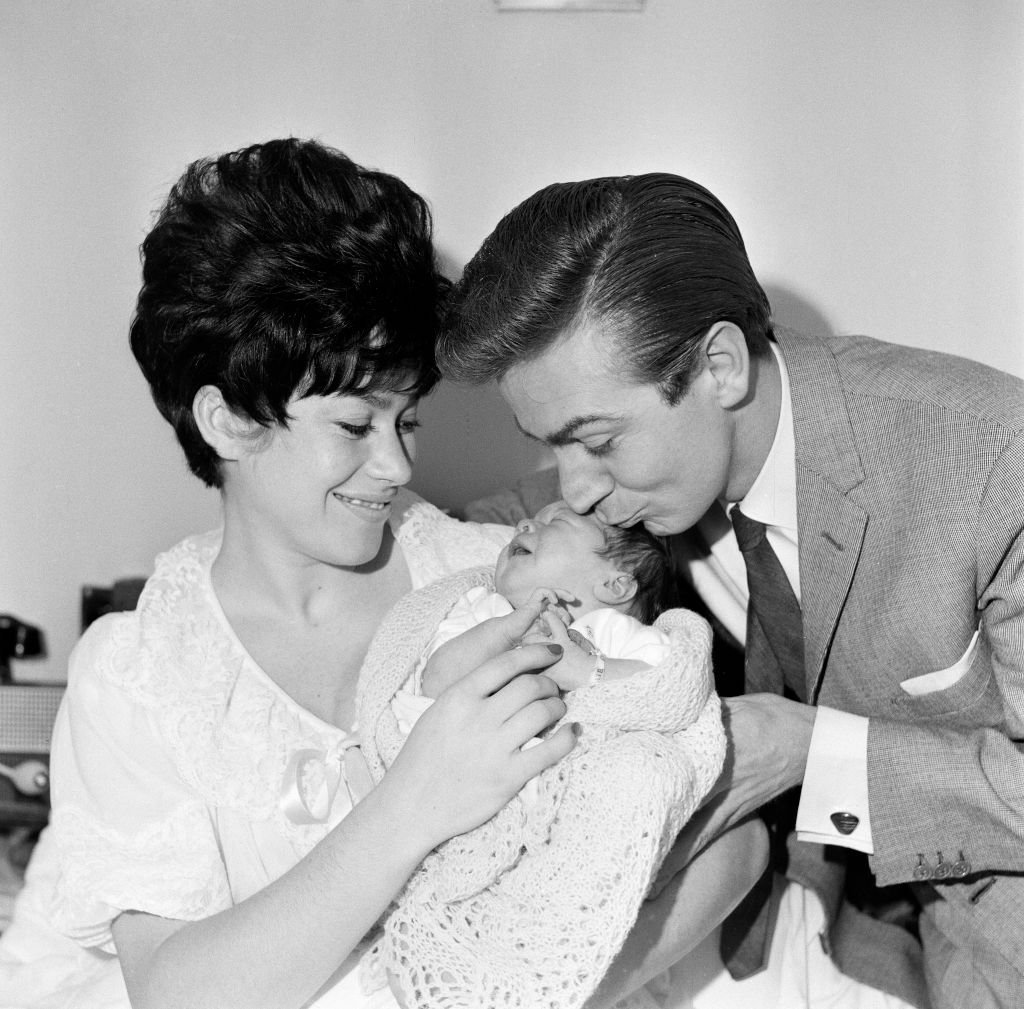 Gillian Vaughan und Des O'Connor mit ihrer kleinen Tochter Tracy, fünf Tage nach ihrer Geburt | Quelle: Getty Images