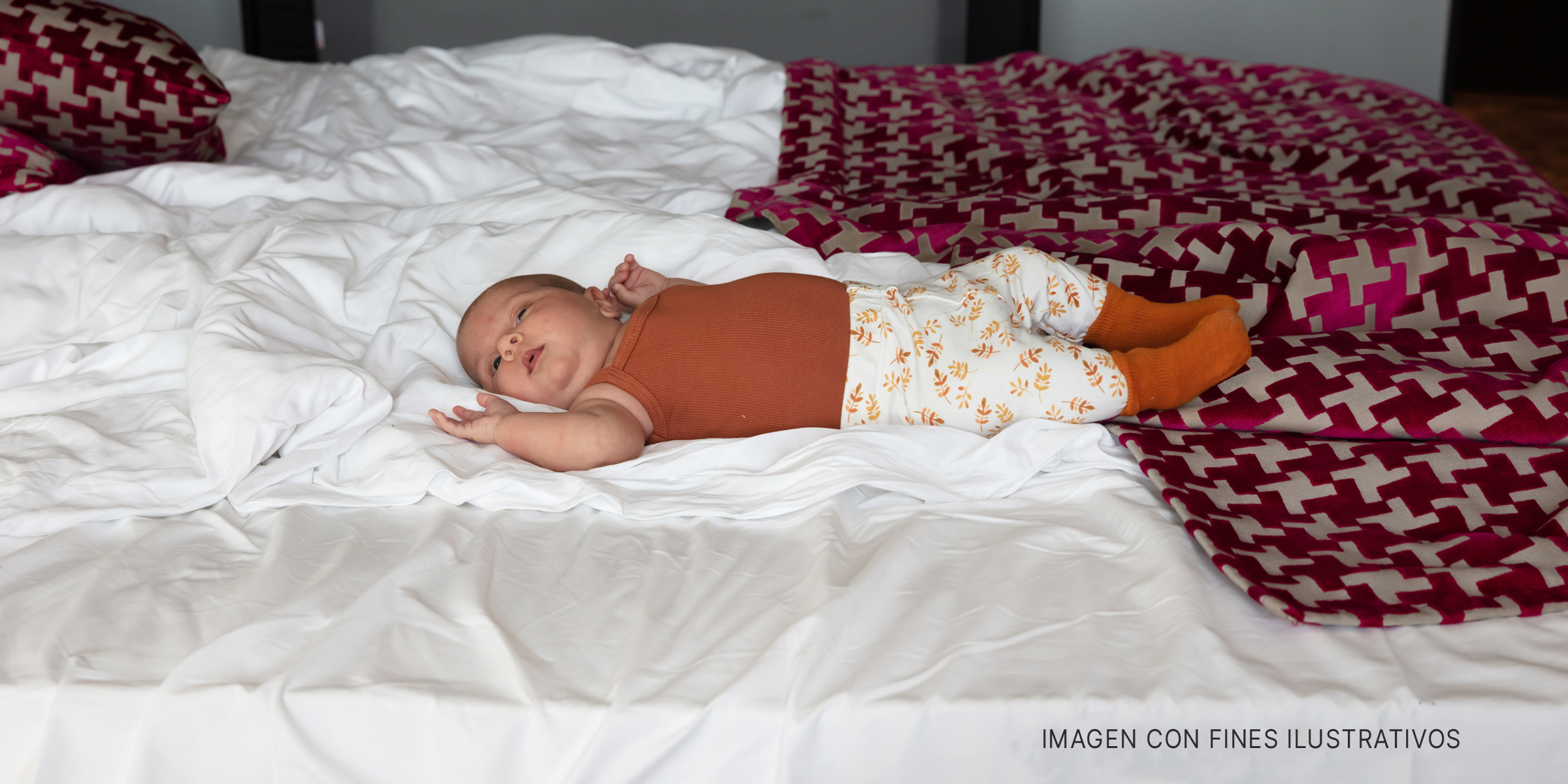 Bebé recostado en una cama. | Foto: Shutterstock